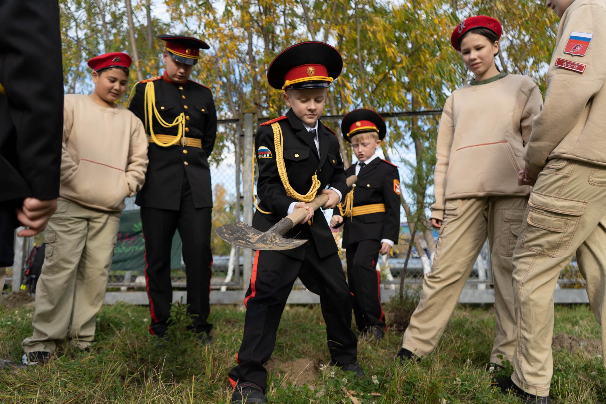 Высадка деревьев у школы. Фотограф Екатерина Зорина