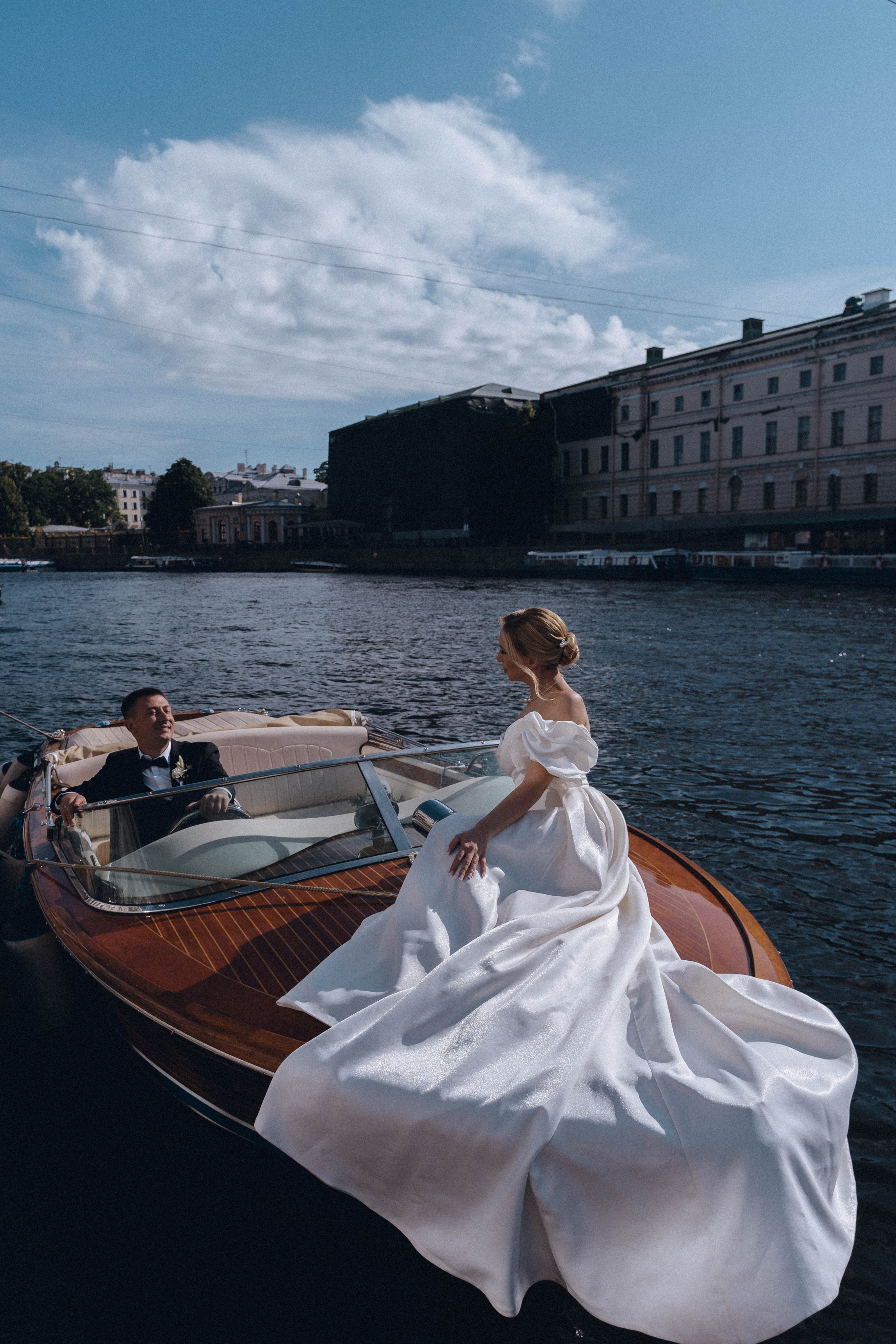 СВАДЕНБНАЯ СЬЕМКА НА КАТЕРЕ ПО КАНАЛАМ САНКТ-ПЕТЕРБУРГА И В АКВАТОРИИ НЕВЫ. Профессиональный фотограф, Санкт-Петербург — Виктория Богомолова