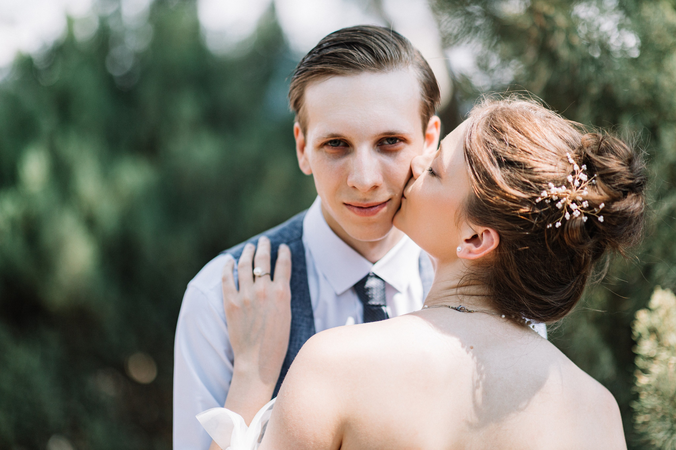 Ближний план рук: обручальные кольца на пальцах Юлии и Мартина.