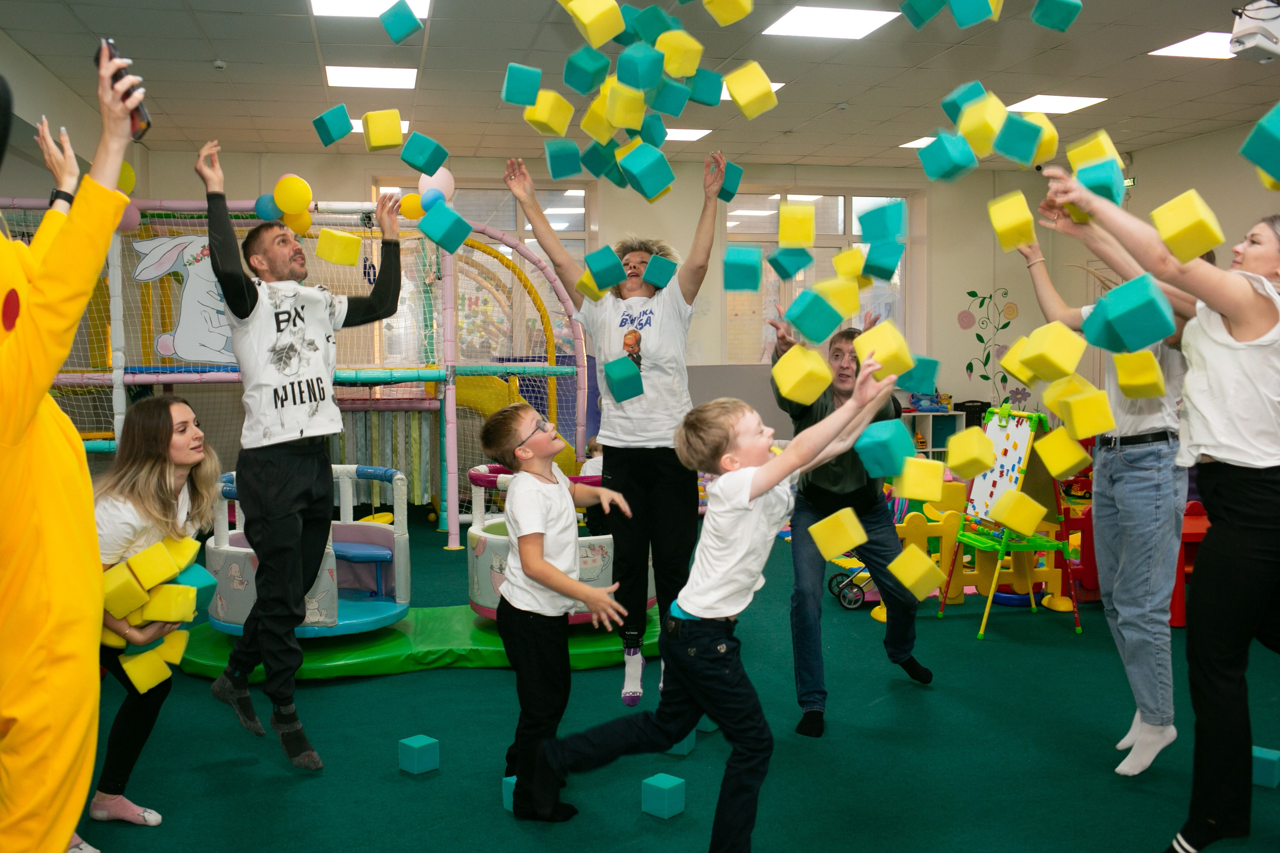 Белый кролик. Пикачу. Фотограф новорожденных и семейный фотограф НСО г. Бердск Марина Львова