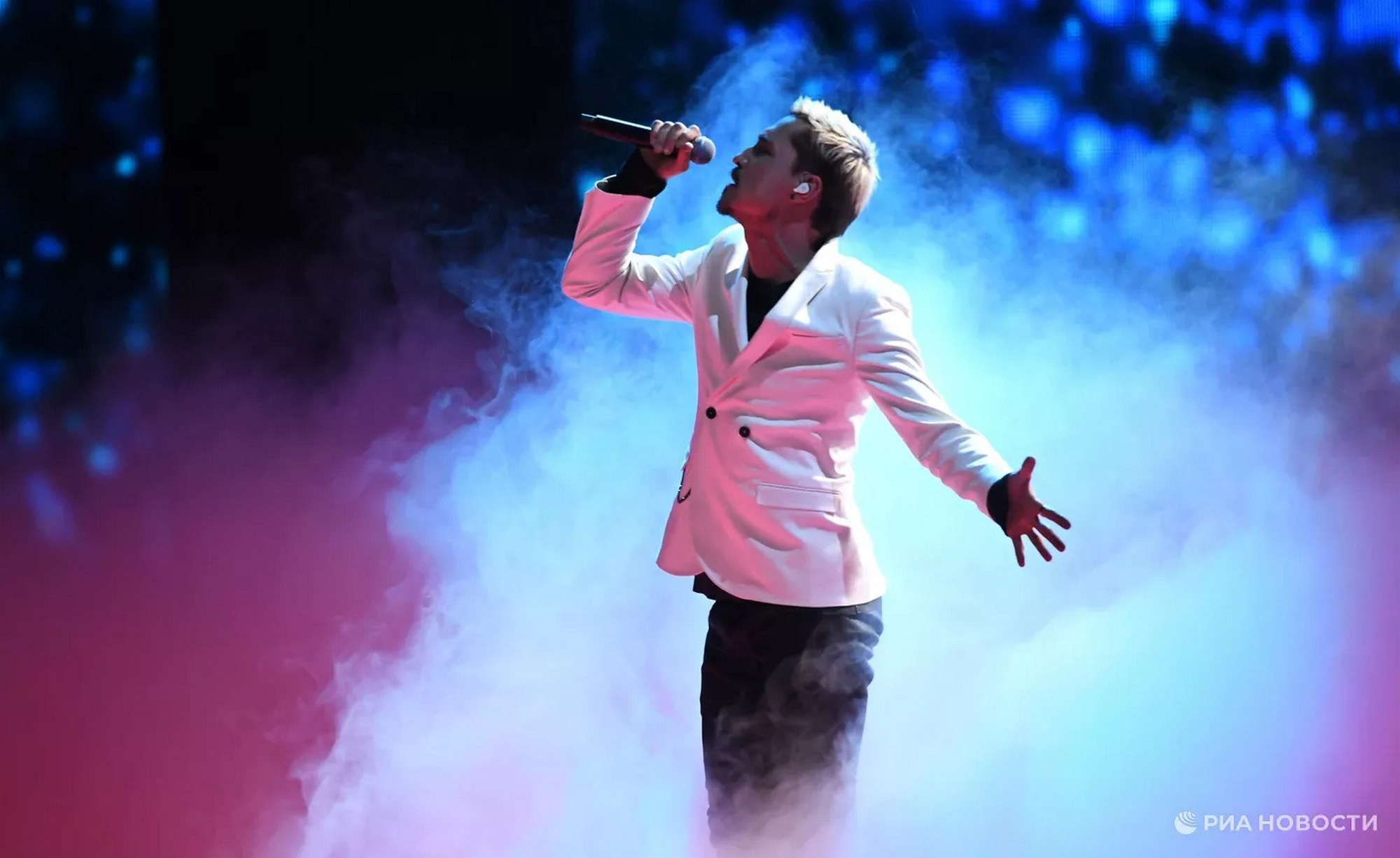 Сцена. Фотограф, видеограф и пилот квадрокоптера