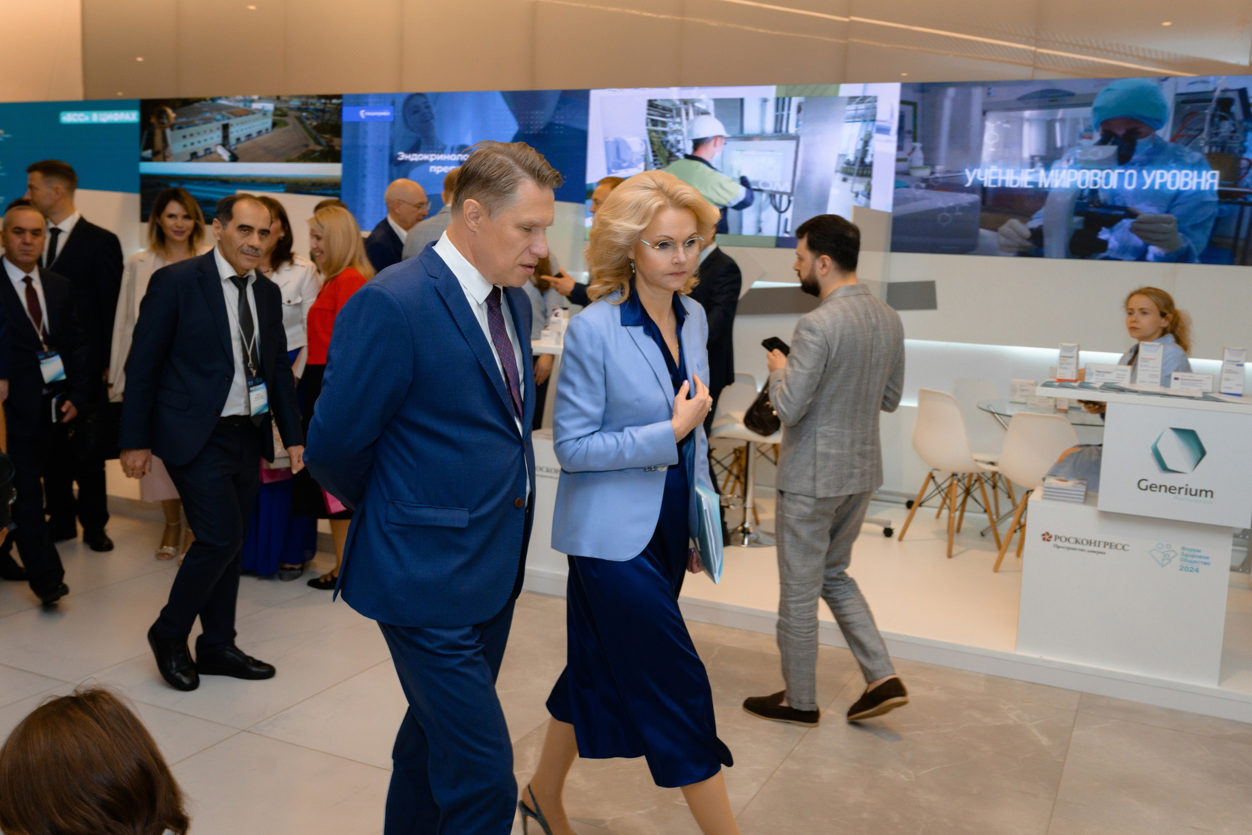 Выставки: Фотография с выставки, на которой посетители изучают представленные экспонаты. Скворцова Вероника. Татьяна Голикова. Михаил Мурашко. Единая Россия. Дума. Министр Здравоохранения. ФМБА. Правительство России. Фотография с форума, на которой участники активно участвуют в дискуссии.