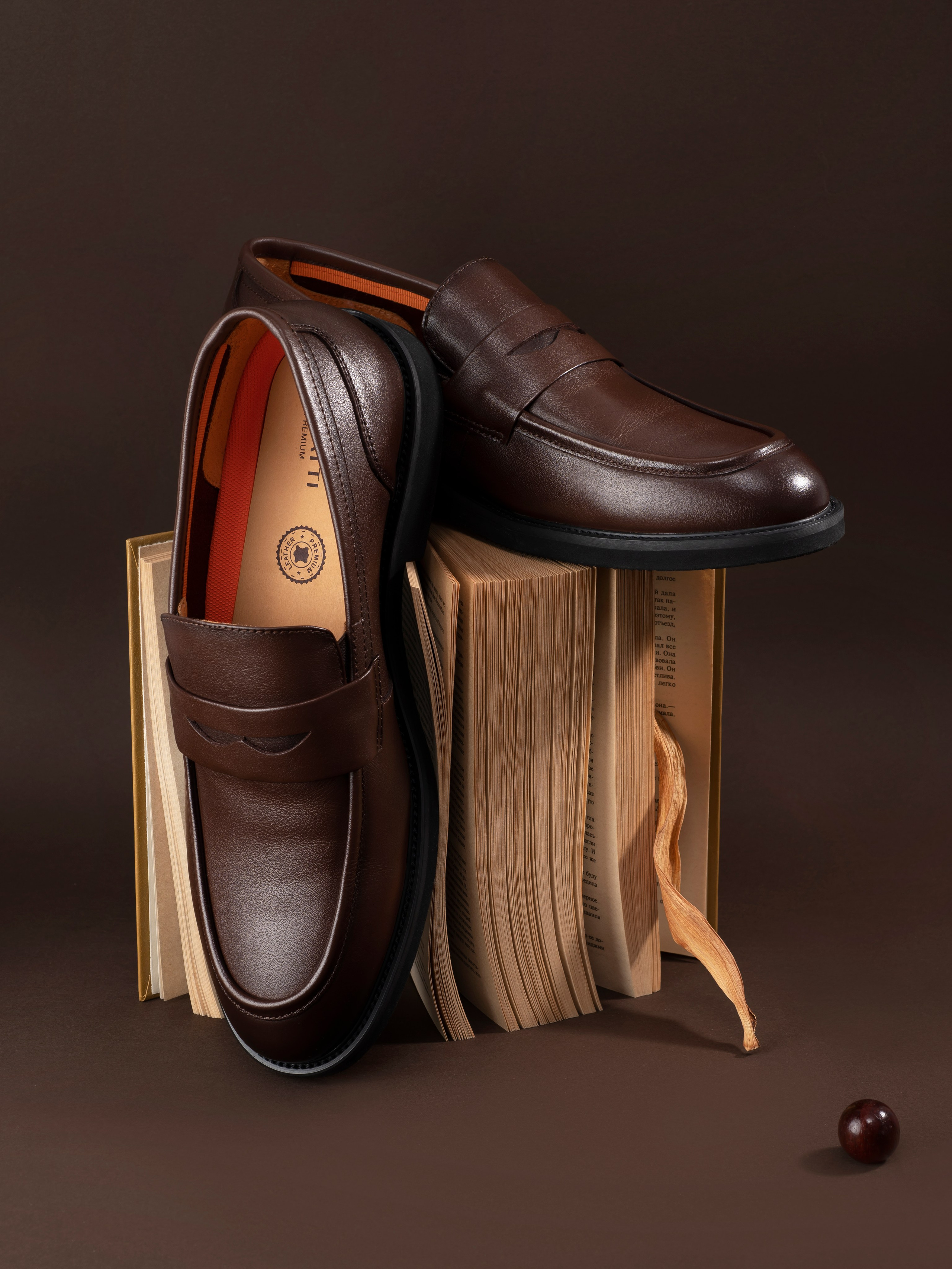 Мужские туфли в современной фотографии выполнены в темном ключе. 