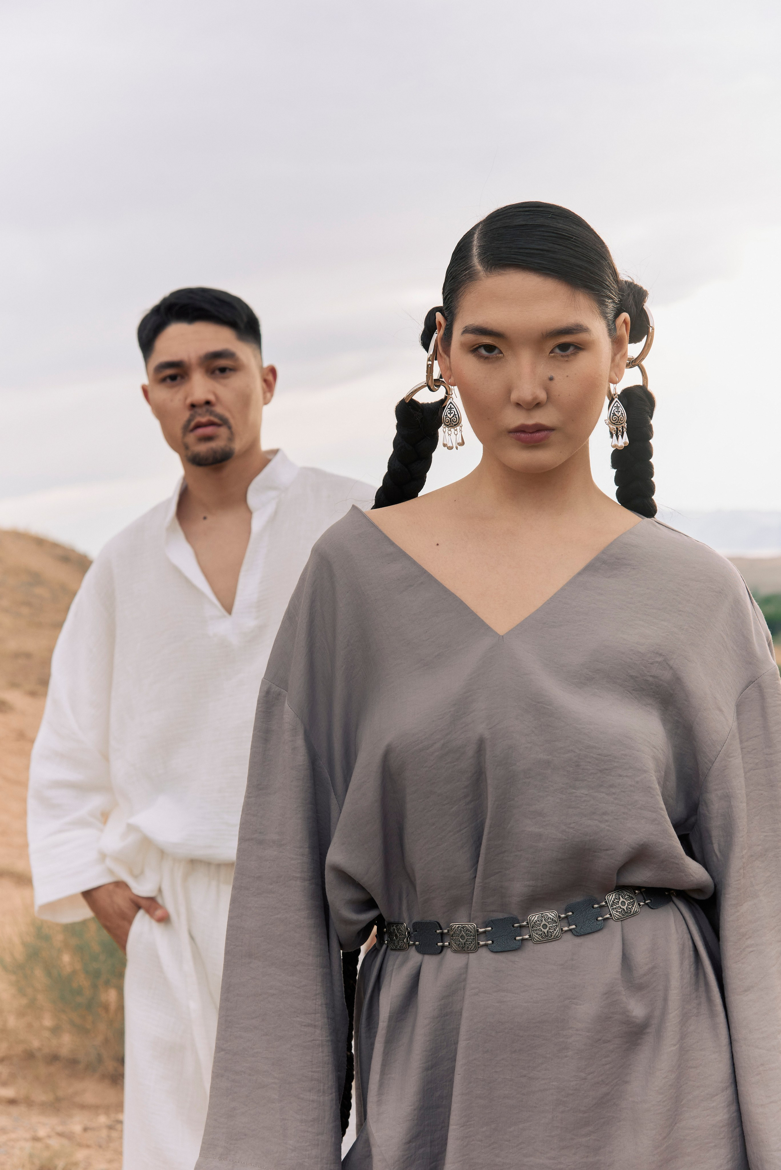 пара азиатов девушка с косами на переднем плане