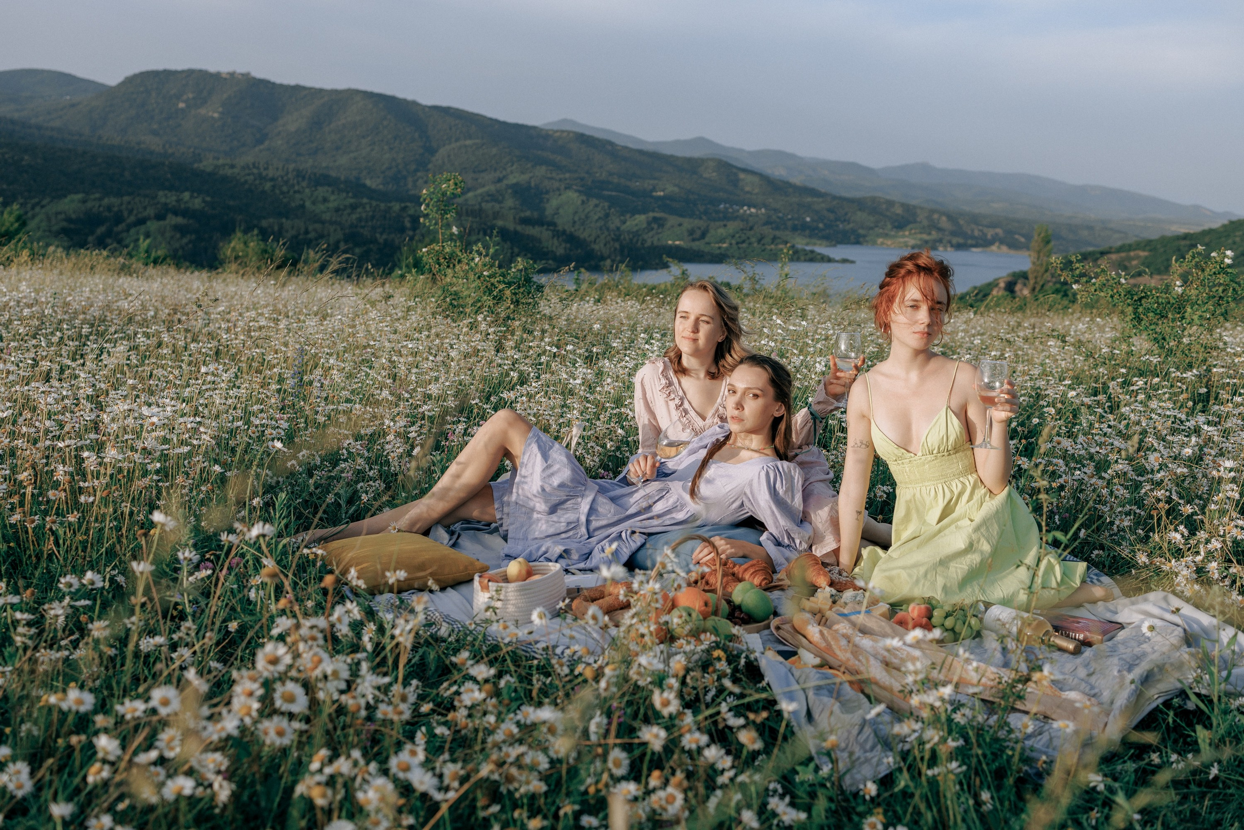 Picnic in the chamomile field in Georgia. Fedor Lemeshko — Destination Wedding and Family Lifestyle photographer