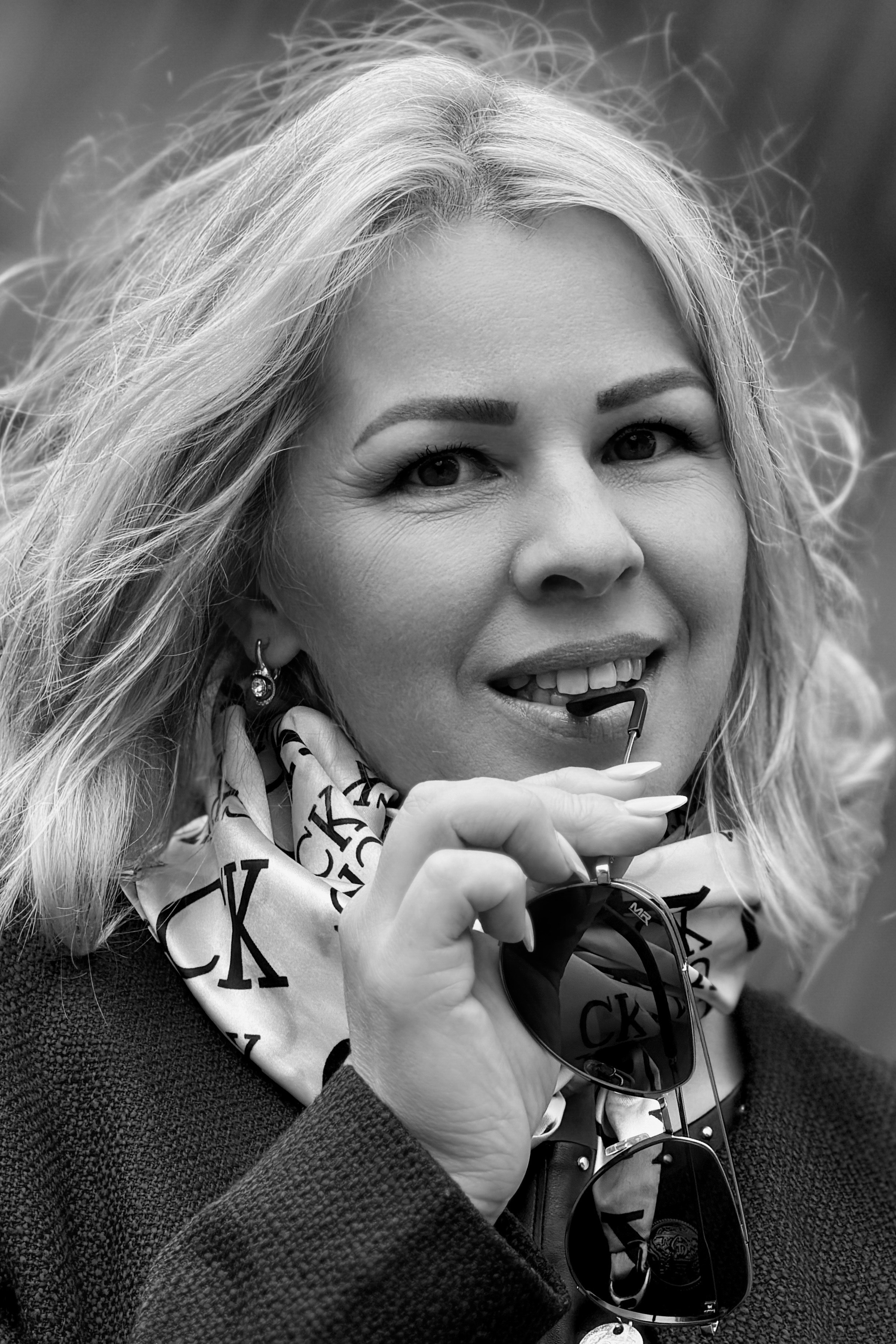 Индивидуальная женская фотосессия на улице в Петербурге в черно-белом стиле. 