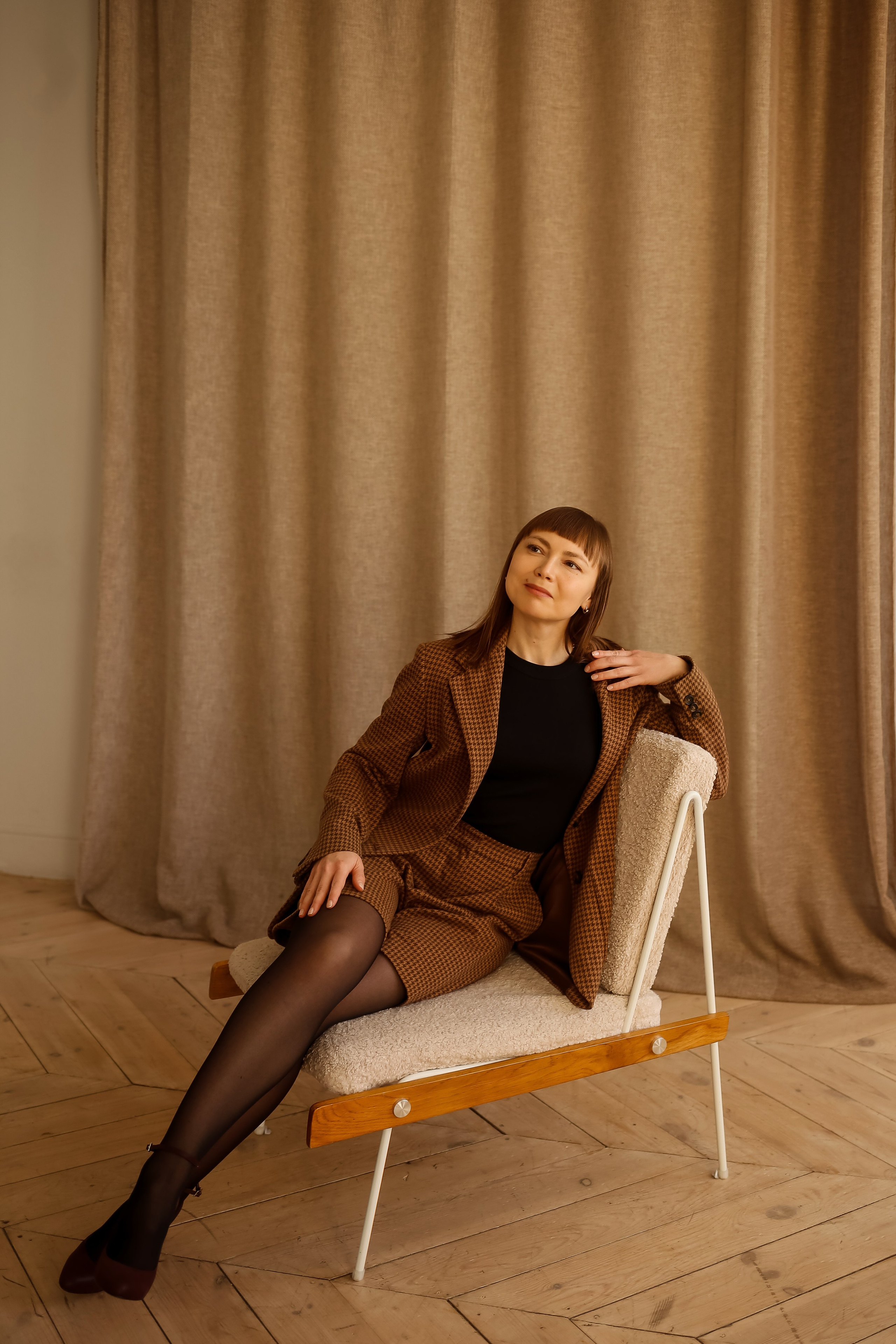 стильная фотосессия девушки в костюме 