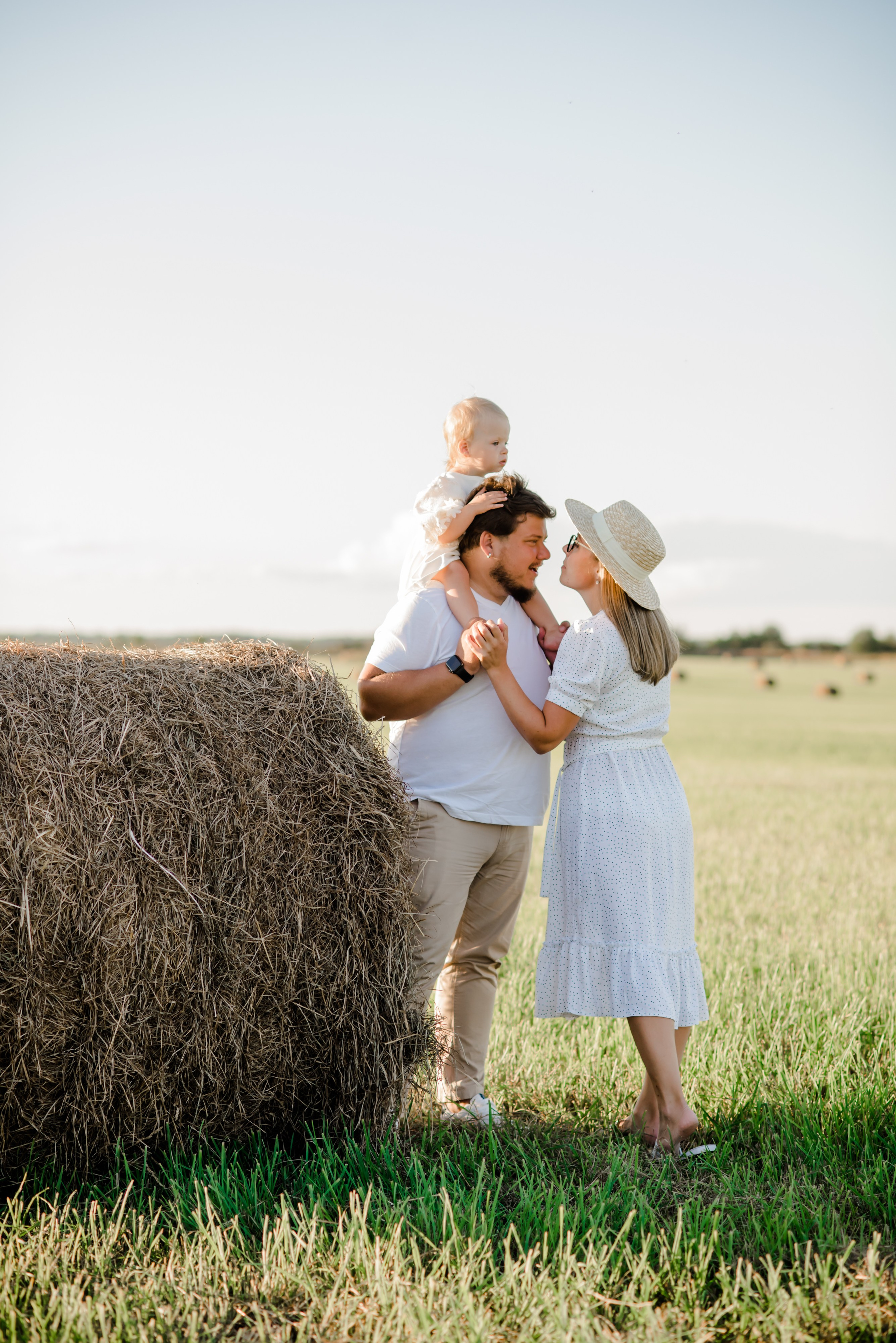 Семья в поле. Свадебный и семейный фотограф Евгения Кононова