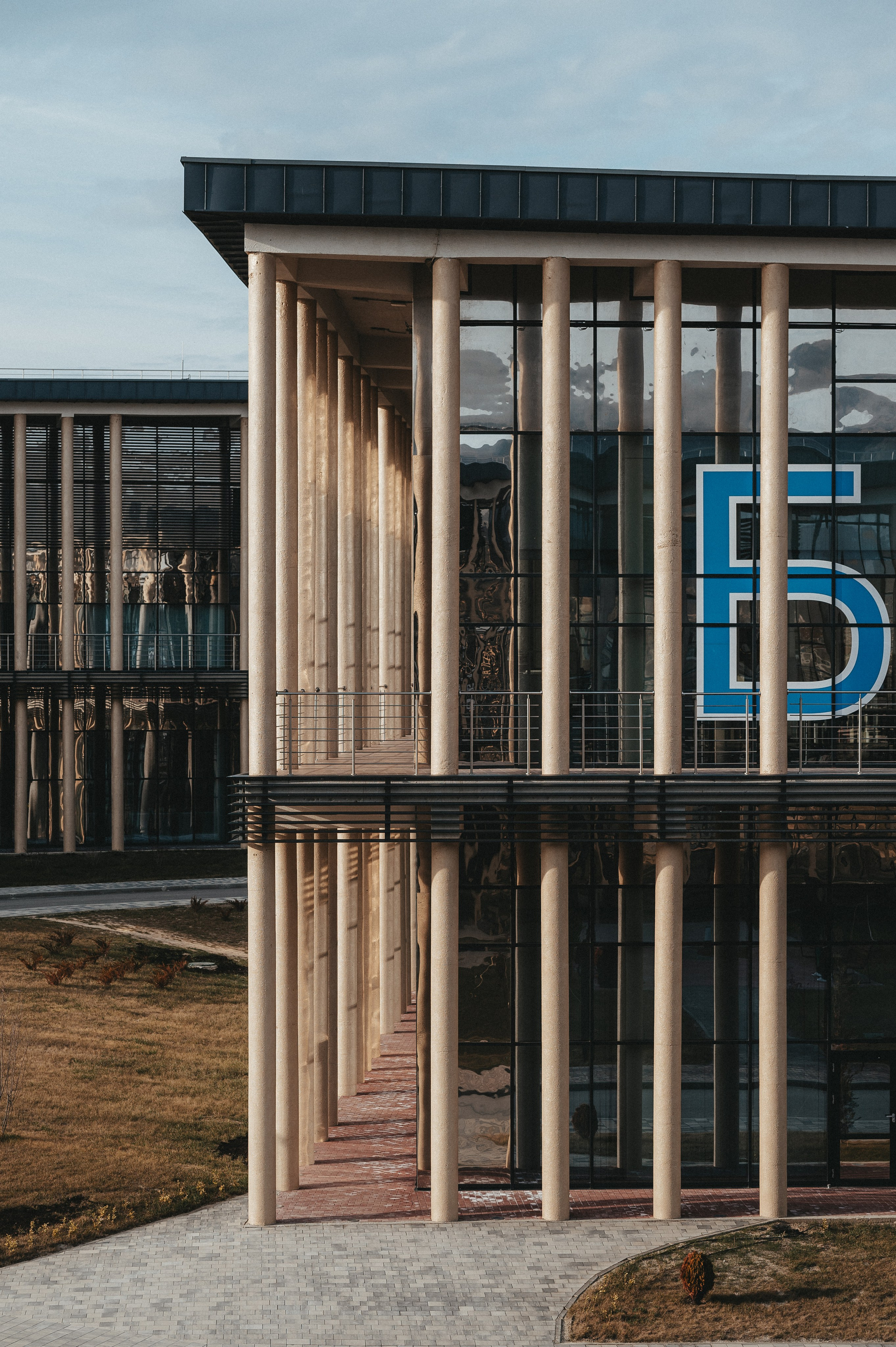 Экстерьерная съемка вечерней территории гостиницы