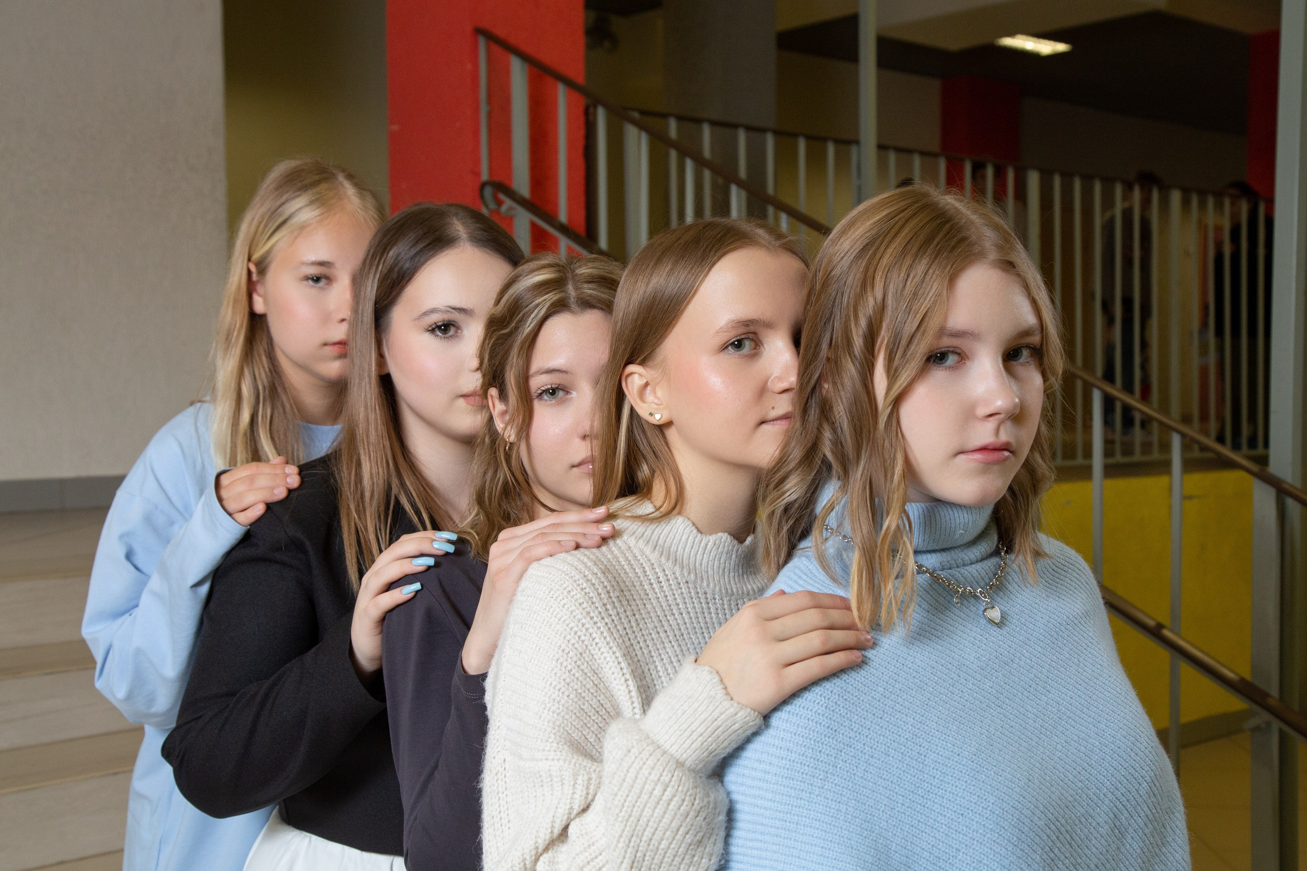 Галерея фотографий для старшей школы. Выпускные фотоальбомы на заказ в Москве. Ксения Фоломкина