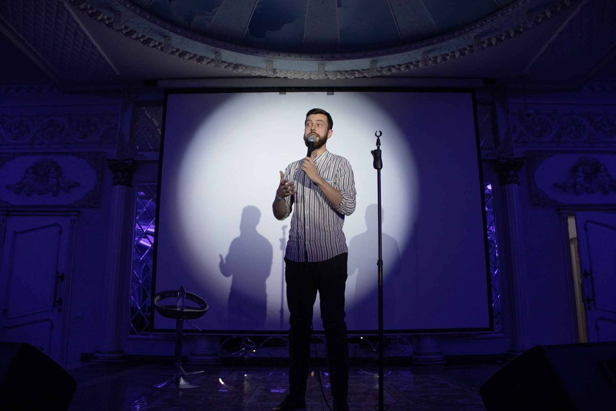 Выступление стендап-комика Дмитрий Романов. Репортажный, промышленный и маркетплейс-фотограф Дмитрий Чернат