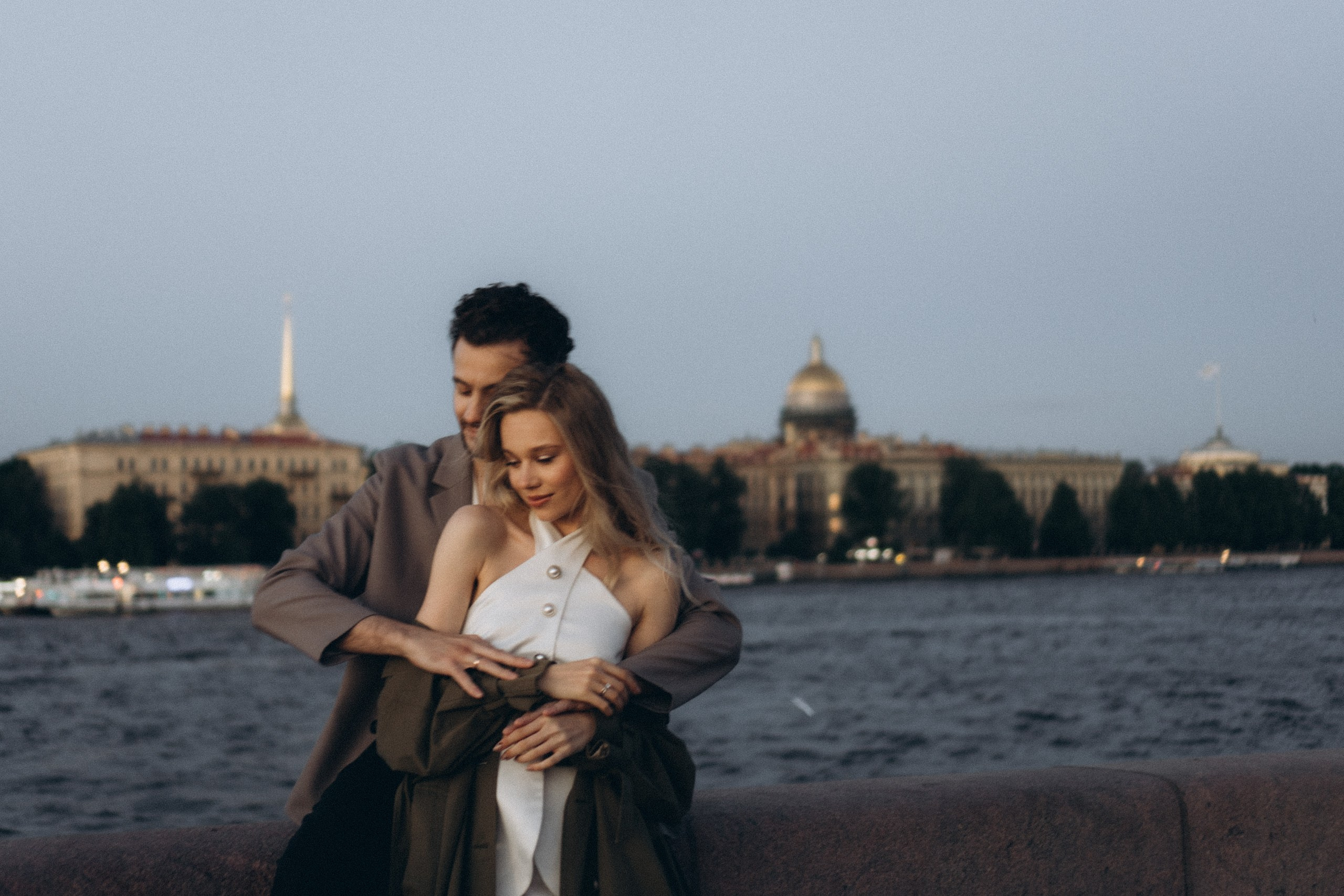 СВАДЕБНАЯ СЬЕМКА ПАРЫ НА РАССВЕТЕ В БЕЛЫЕ НОЧИ И ПРОГУЛКА С РАЗВОДНЫМИ МОСТАМИ И ПИКНИК ВОЗЛЕ ИСАКИЕВСКОГО СОБОРА. Профессиональный фотограф, Санкт-Петербург — Виктория Богомолова