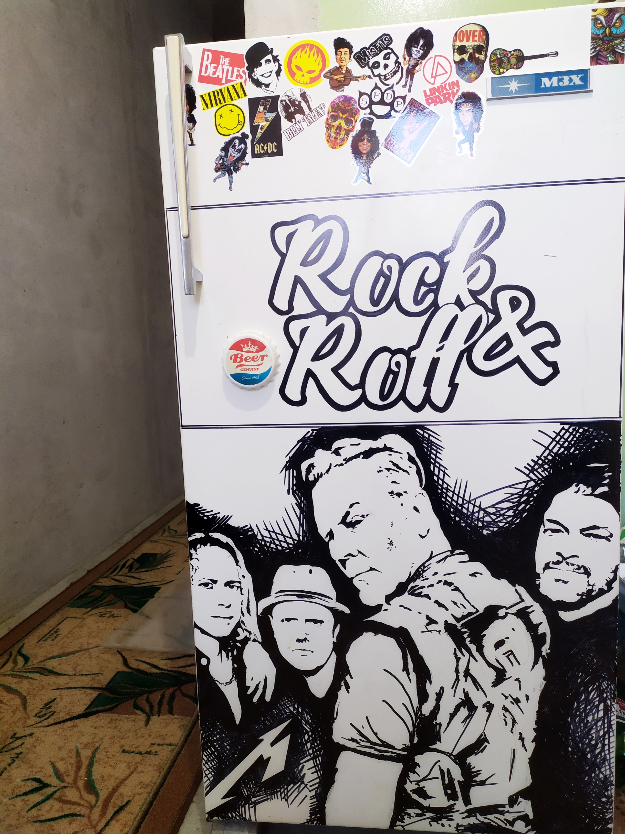 Вокалист группы Металлика стоит спиной обернувшись и хмурится. Остальный на заднем плане