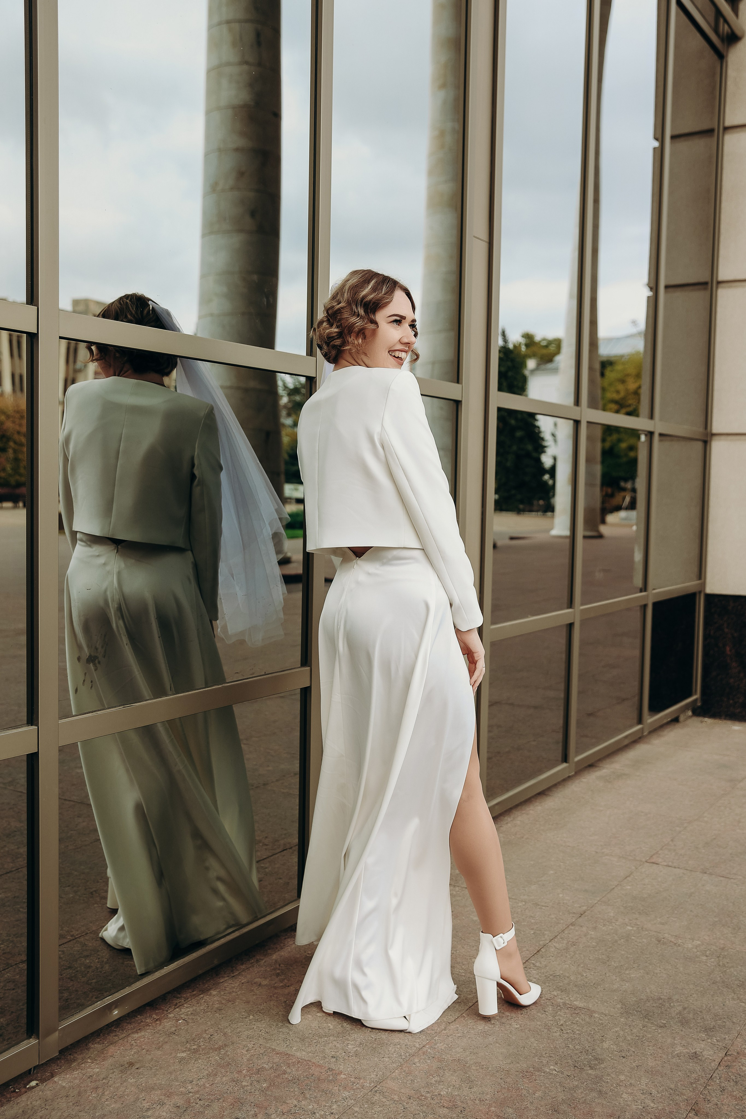 Свадебная прогулка в Екатерининском сквере 25.10.2024. Свадебный и семейный фотограф Виолетта Сидельникова. Краснодар, Россия, Беларусь, Европа