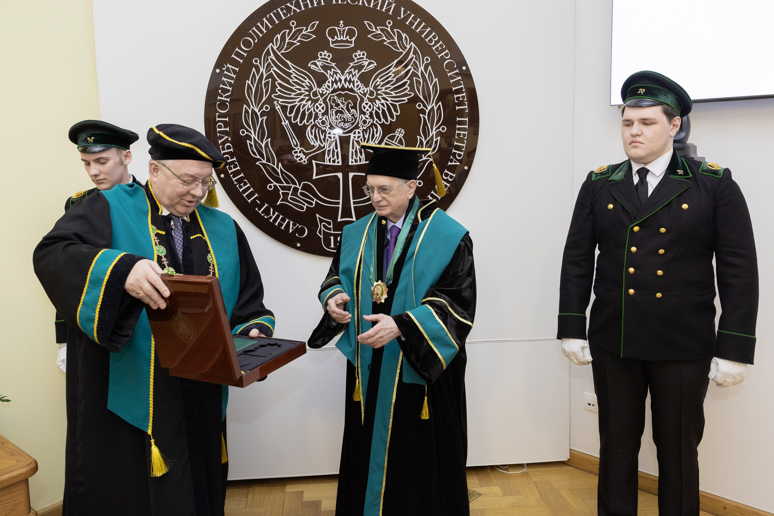 Вручения Мантия Почётного доктора директору Эрмитажа Михаилу Пиотровскому. Cup of Bib