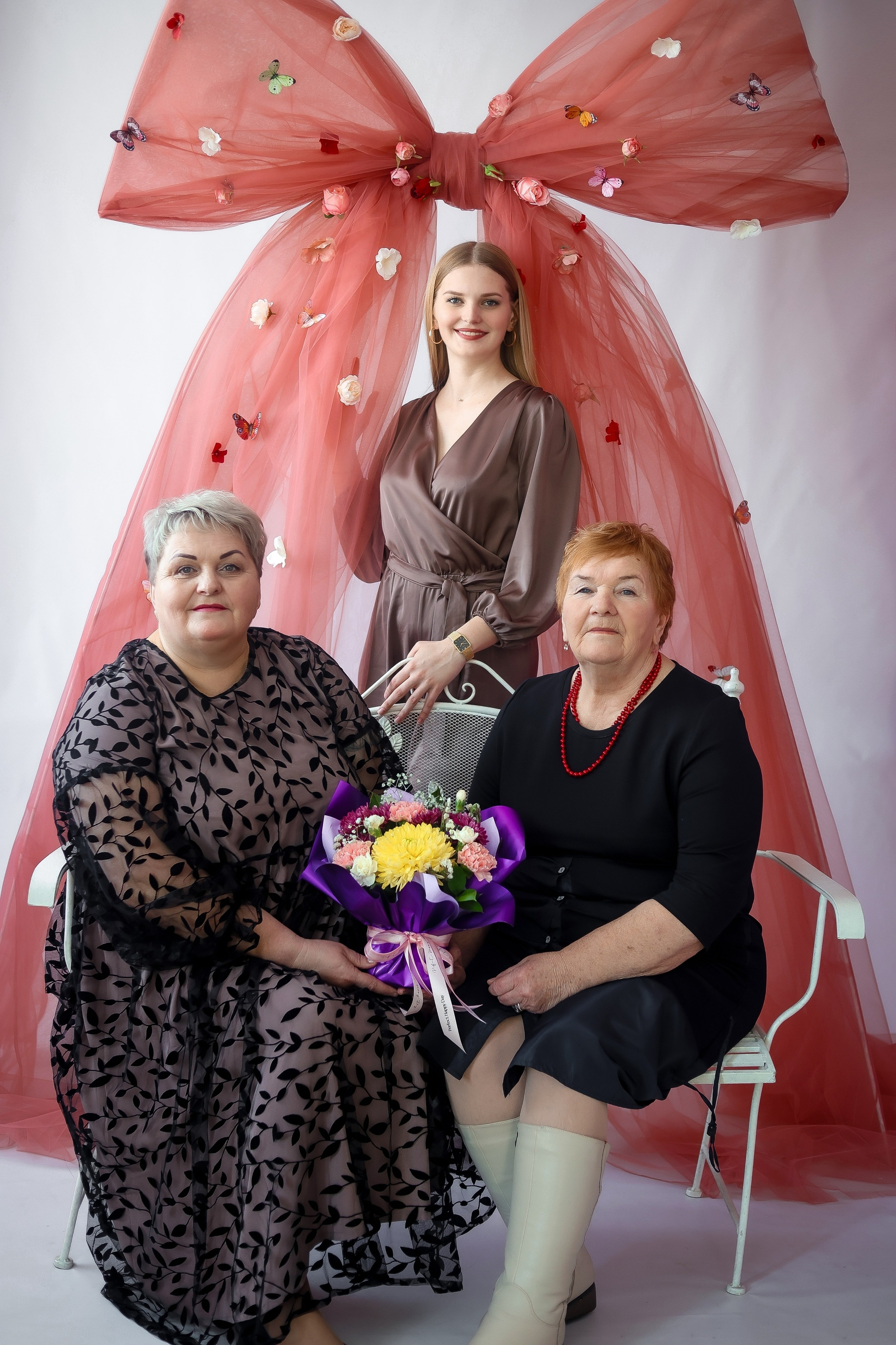 Семейные фотосессии студийные; новогодние, тематические, домашние и тд. Выпускные альбомы для школ и Детских садов в Барнауле /Выпускные/Свадебные/Детские/Семейные и др. виды съёмок /Фотограф Вера Валейко