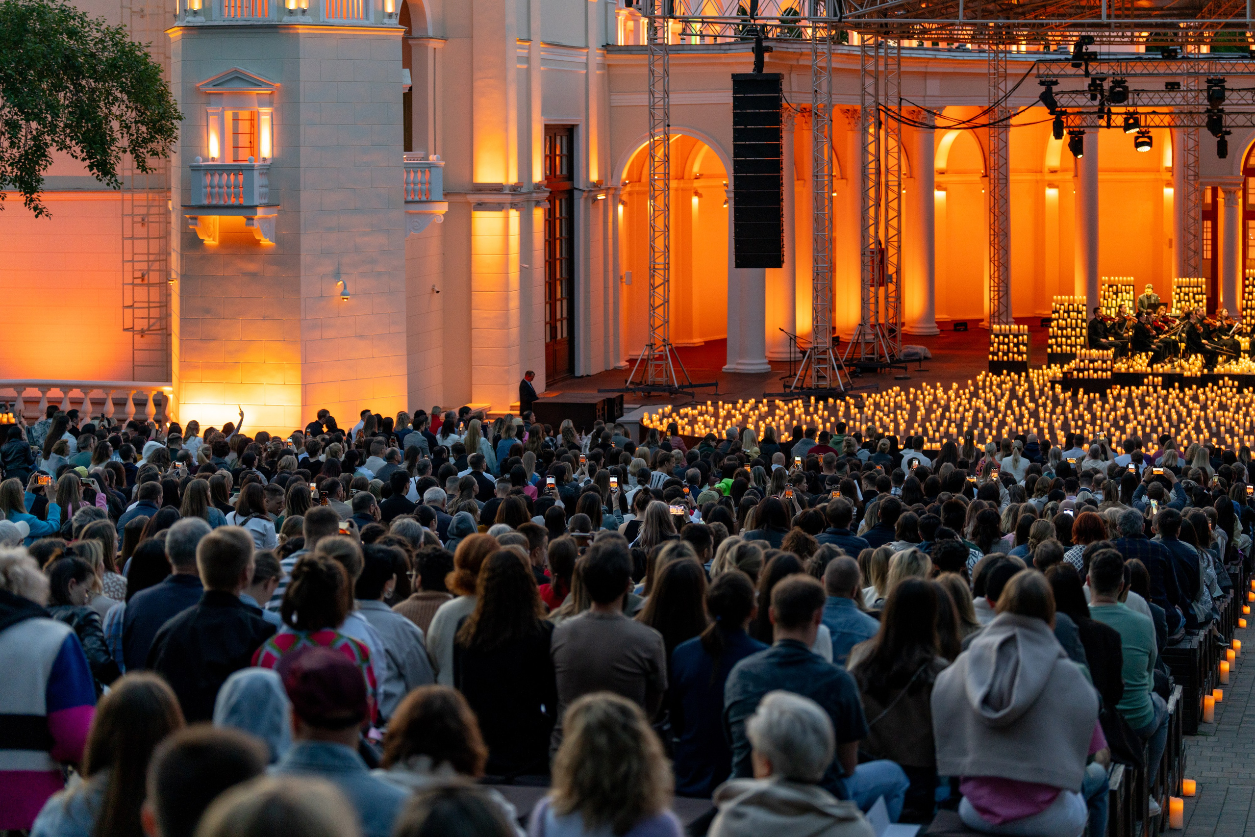 Симфонический оркестр Lumisfera при свечах. Фотограф Никита Комаров