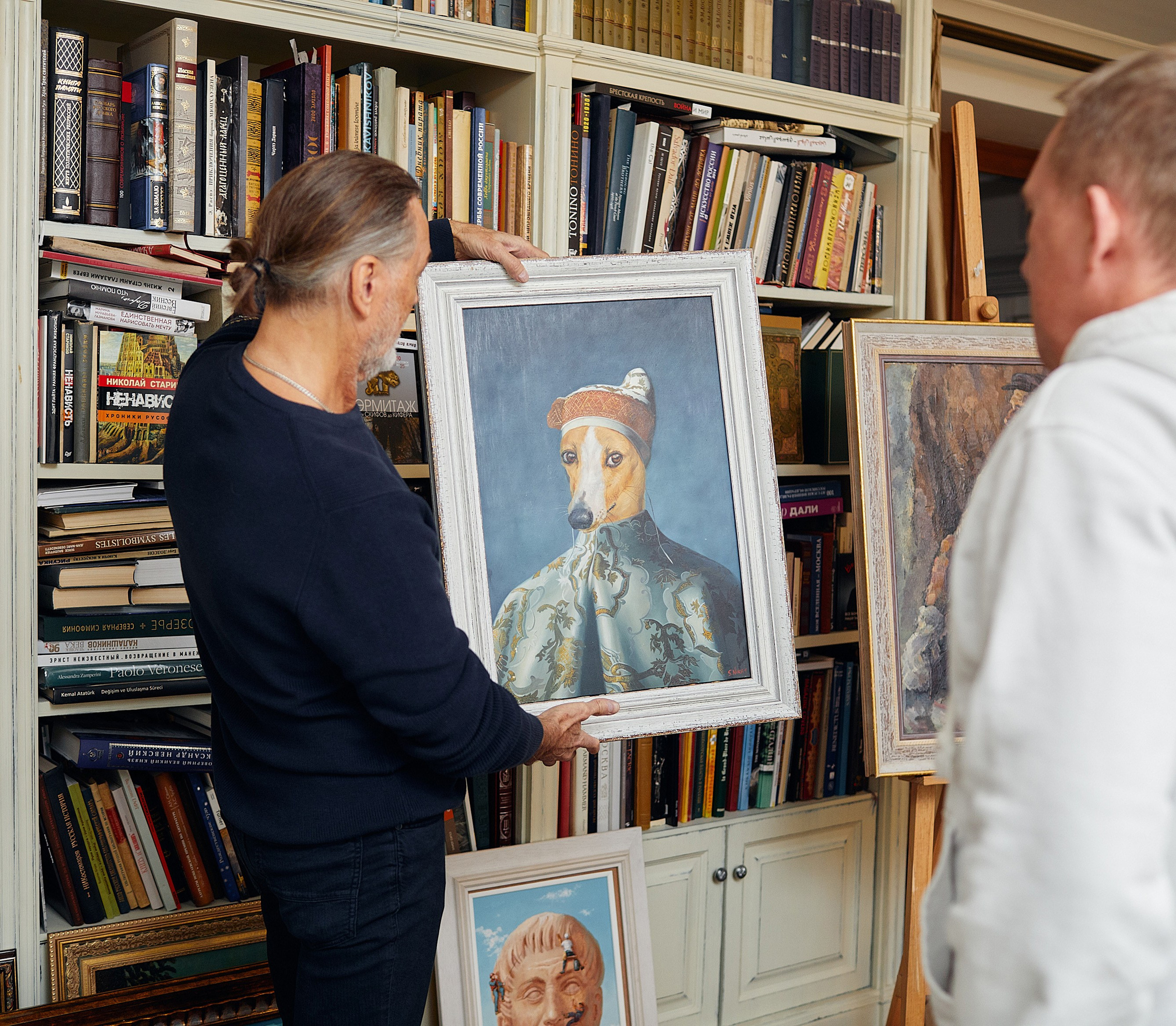 Никас Сафронов — экскурсия по дому. Репортажный фотограф в Москве Константин Дерягин