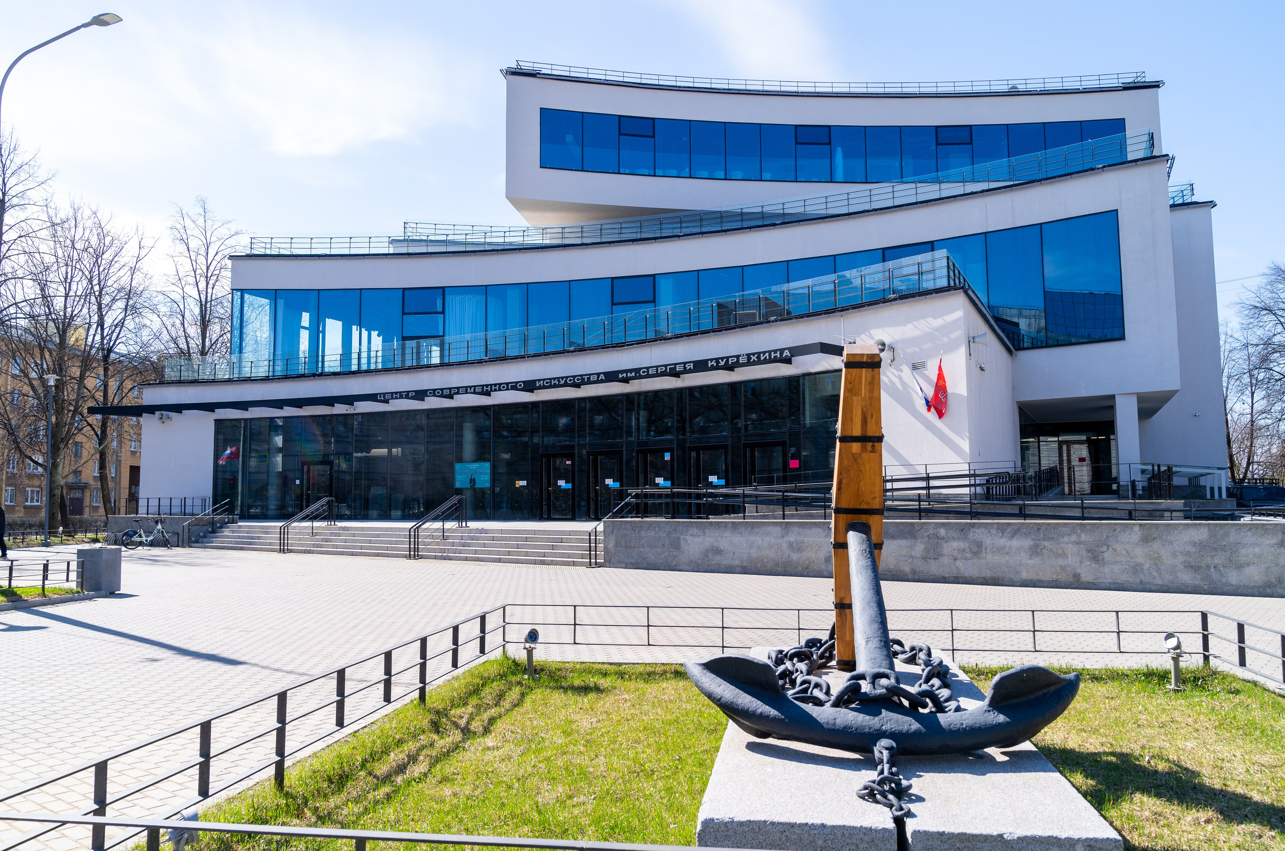 Центр современного искусства им. Сергея Курёхина, Санкт-Петербург. Вид на здание с якорем-памятником на переднем плане. Фотография Евгения Мальцева.