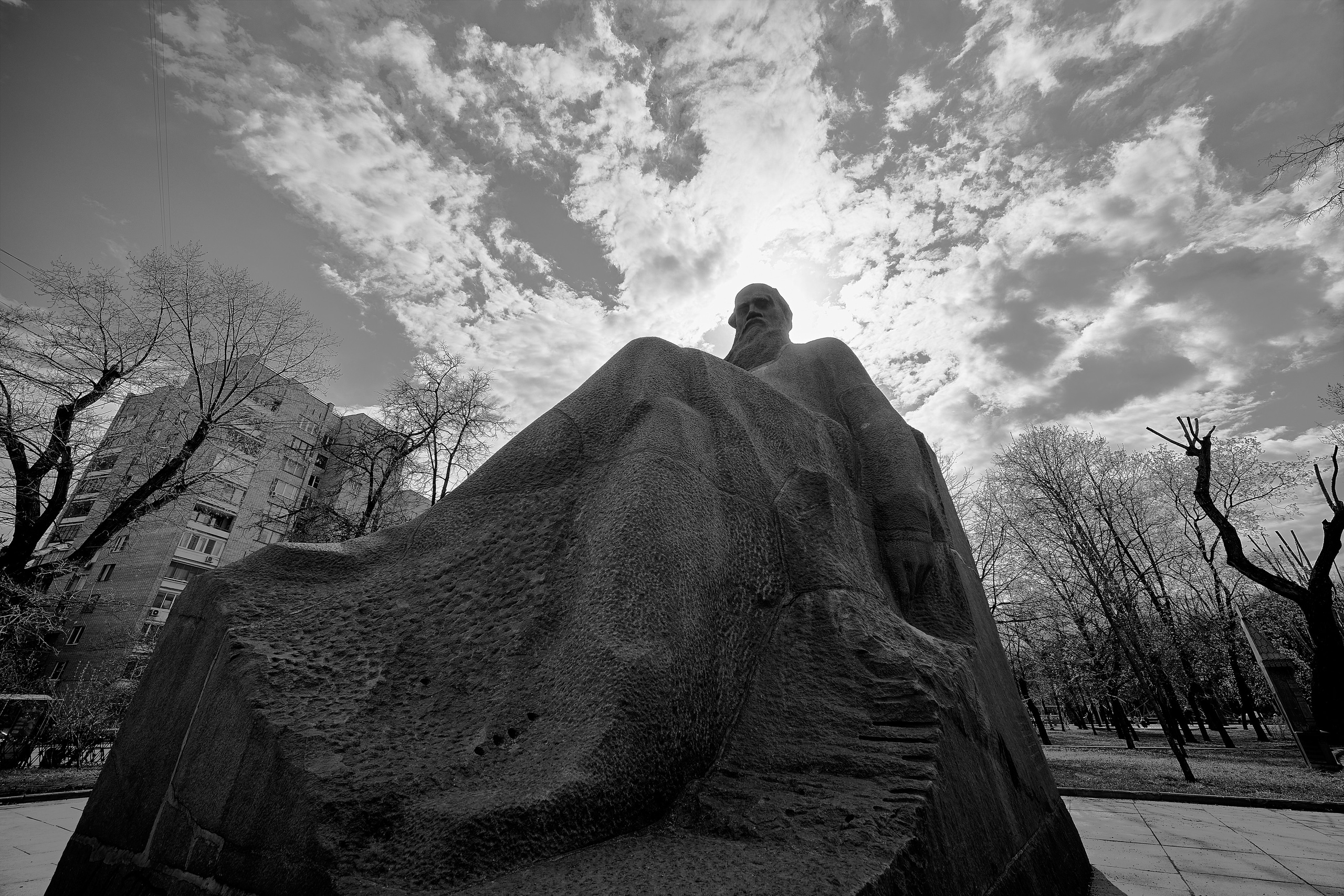 Памятник Л.Н. Толстому в сквере Девичьего поля в Москве