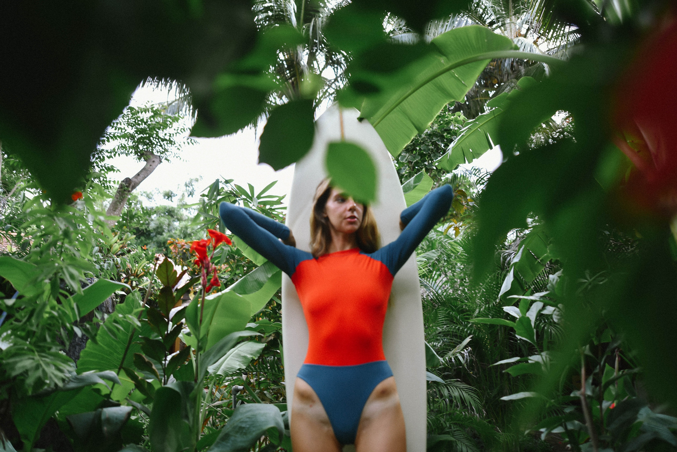 Съемка серфинга с воды в Аругам Бэй | Девушка на волнах восточного побережья. Фотограф на Шри-Ланке