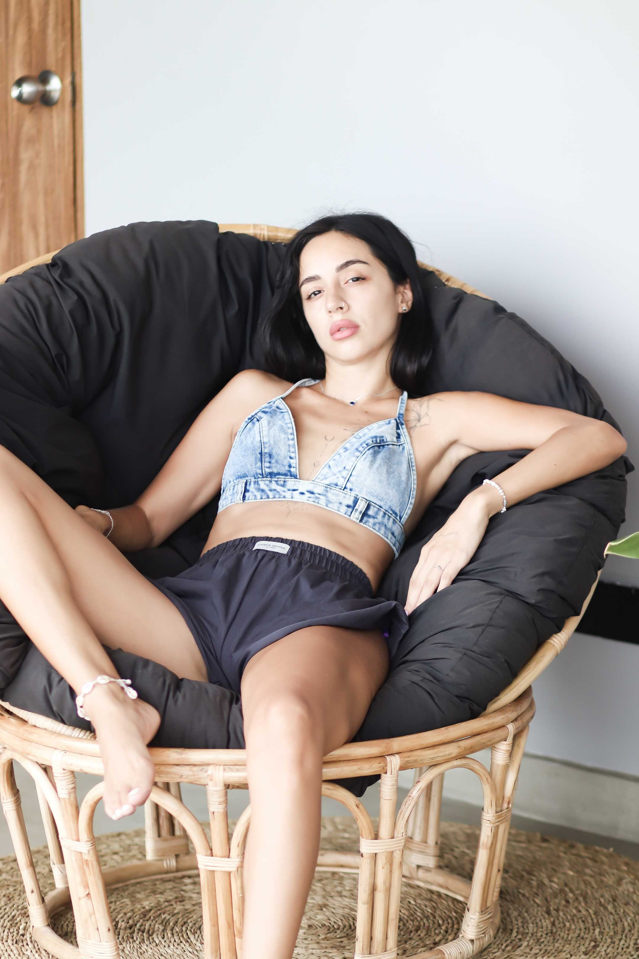 Коллекция купальников бикини. Фотограф на Шри-Ланке