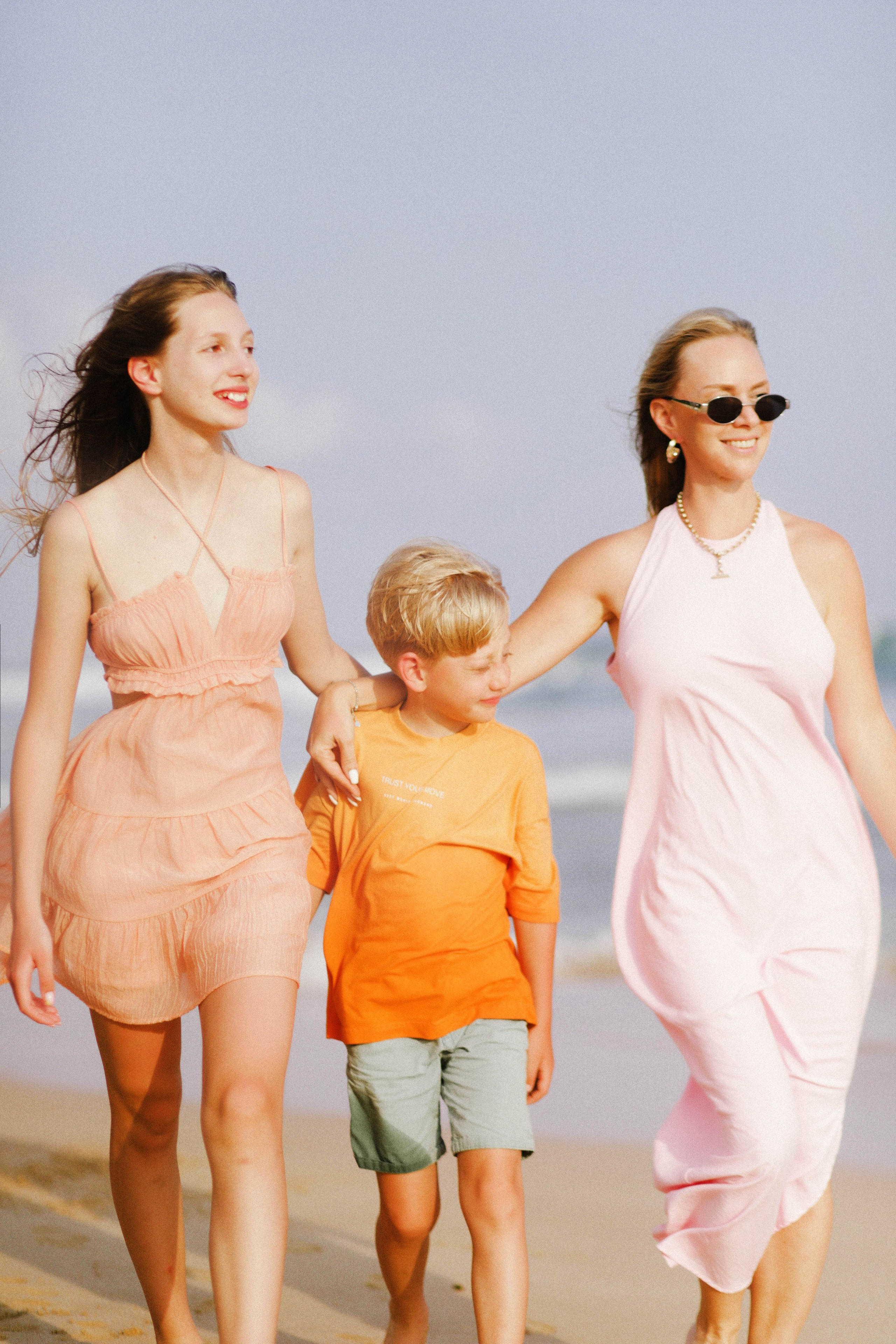 «Семья в белом на фоне океана — гармония цвета и природы»