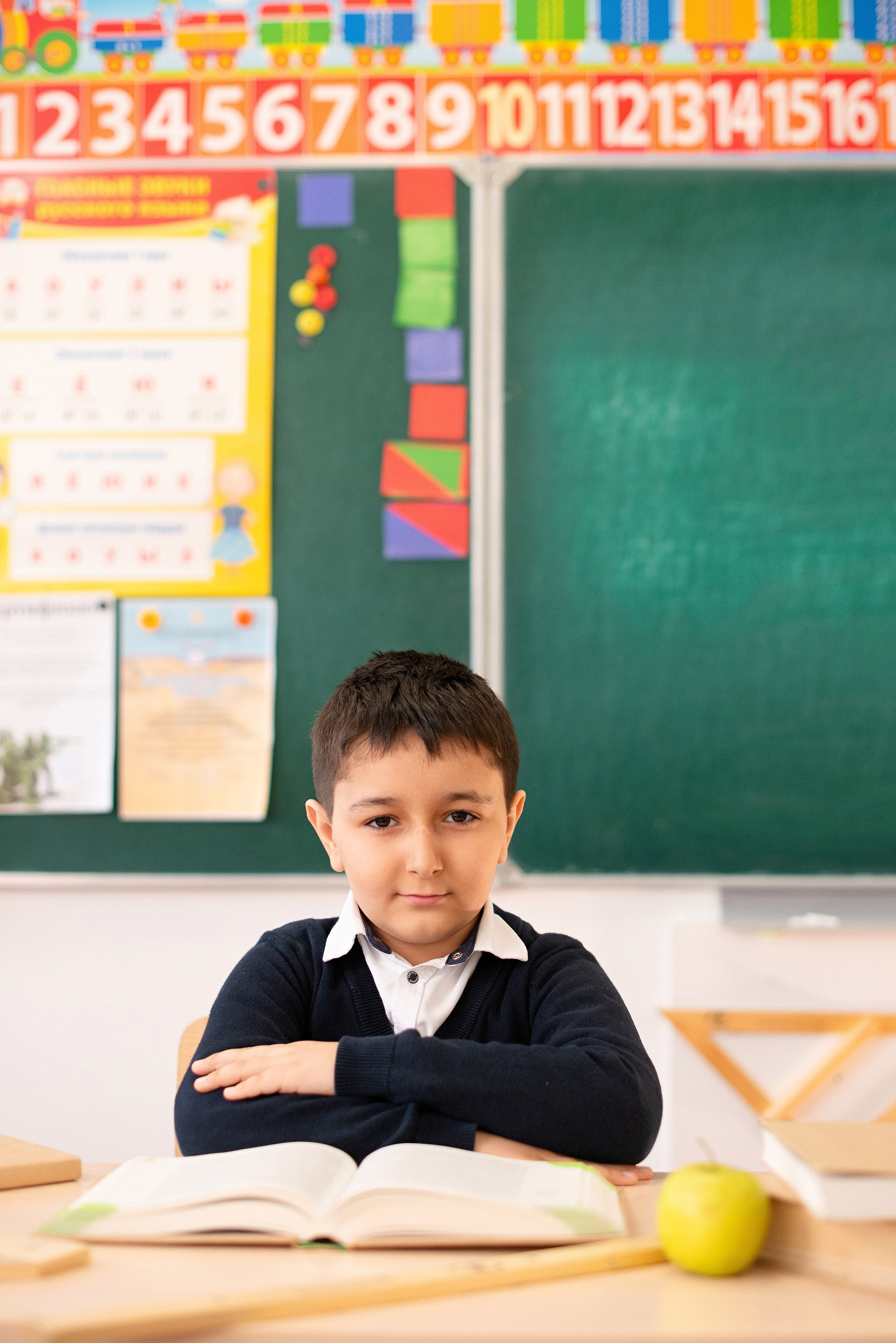 Профессиональная фотография ученика средней школы города Сургут, качественная съемка для школьного альбома, выпускник 2026 года.