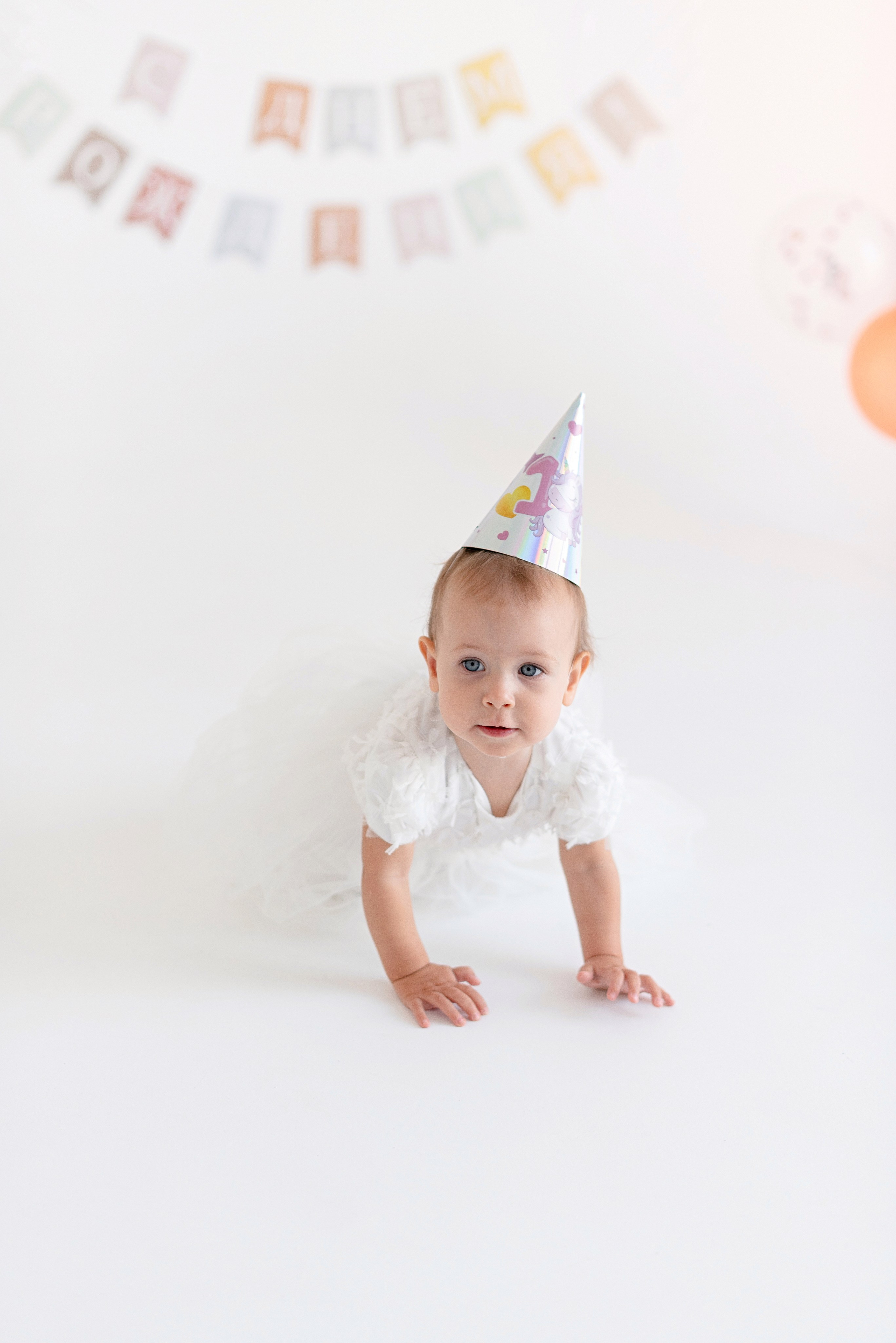 Фотосессия дня рождения ребёнка в фотостудии, тортики, воздушные шарики, мыльные пузыри, профессиональная детская фотография в Сургуте и Нефтеюганске.