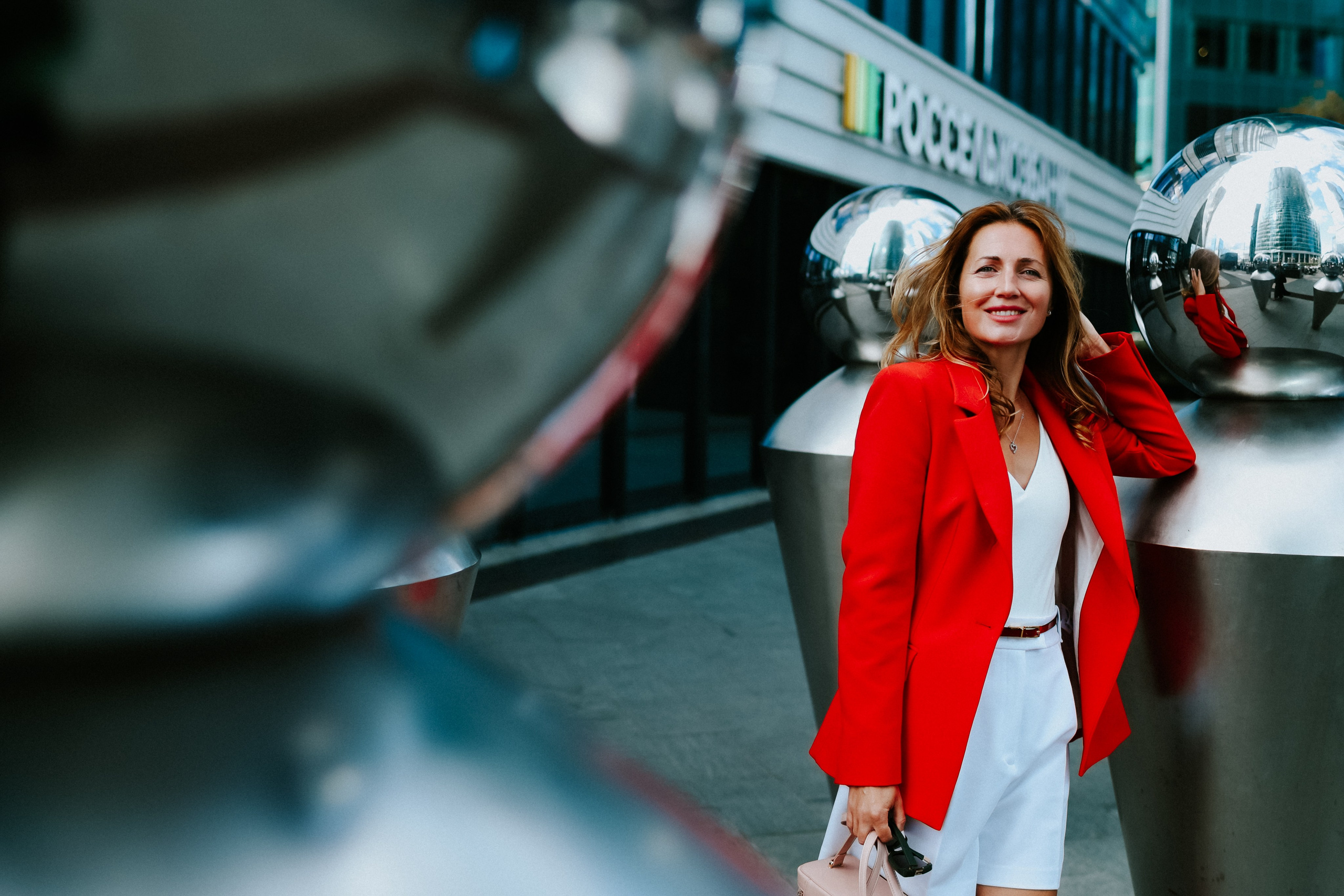 <img src="IZ0A0352.jpg" alt="Бизнес-леди успешная и красивая молодая девушка в в ярком красном пиджаке позирует на фоне Москва-Сити">