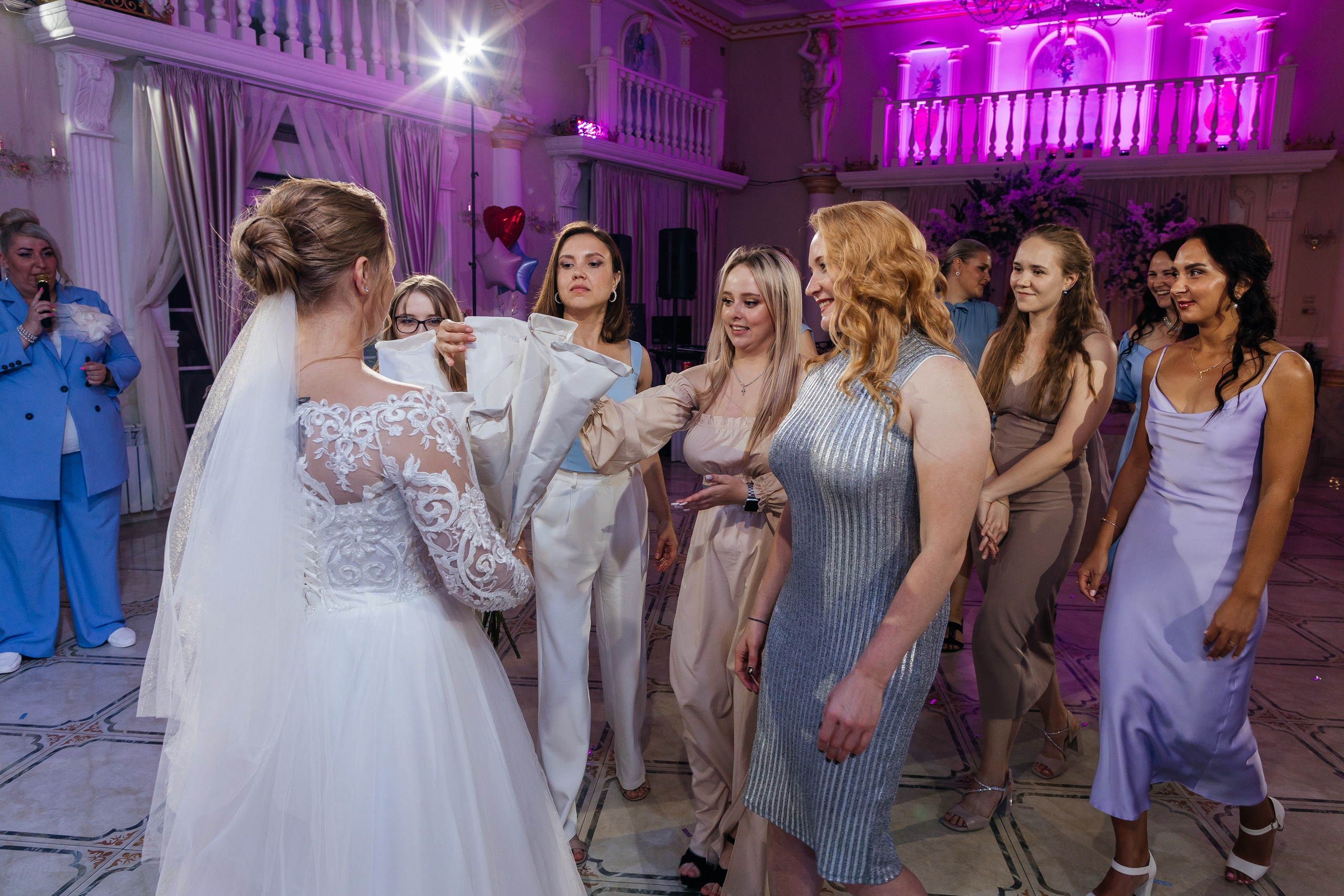 Трогательная выездная церемония в уютном ресторане. Олег Сверчков | Свадебный фотограф Вологда