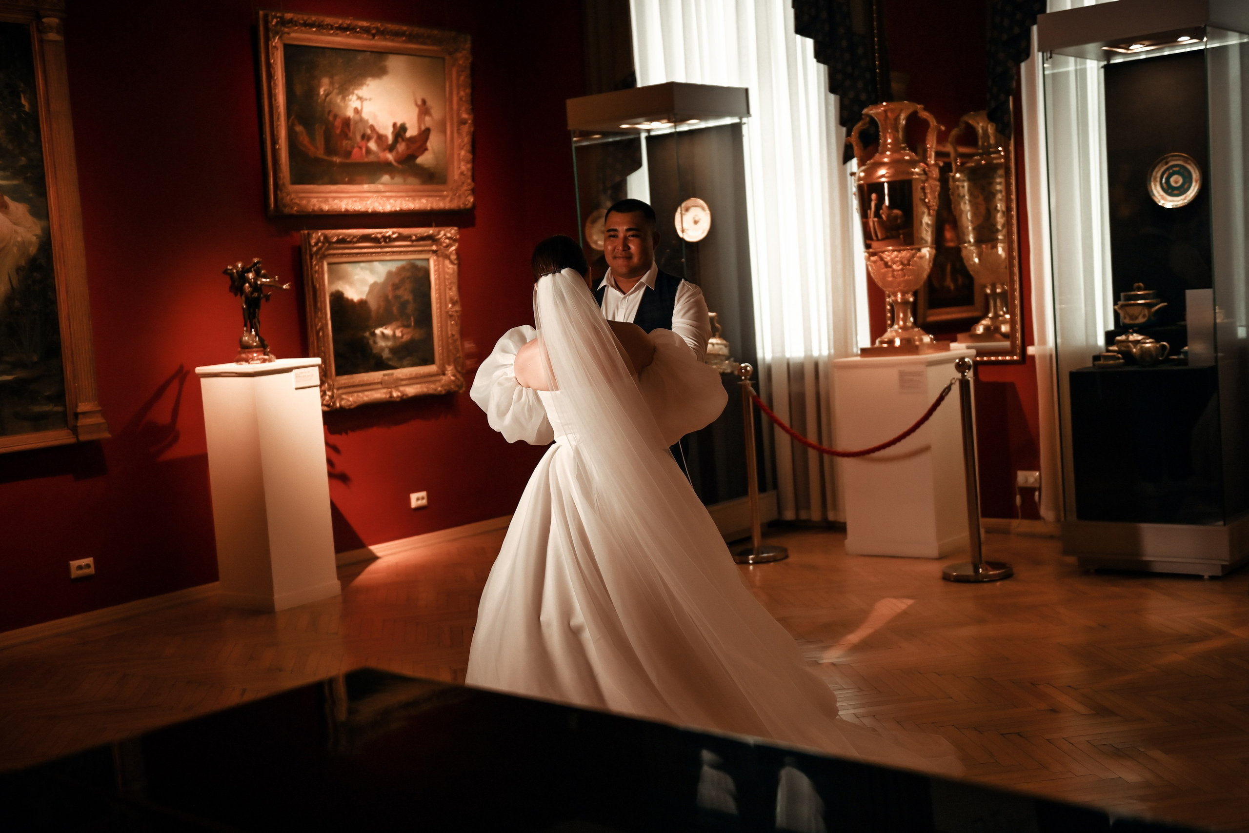 Небольшая свадебная серия в музее и прогулкой под дождем Эльмиры и Ризата. Свадебный, семейный, детский, контент фотограф в Омске Максим Ильин