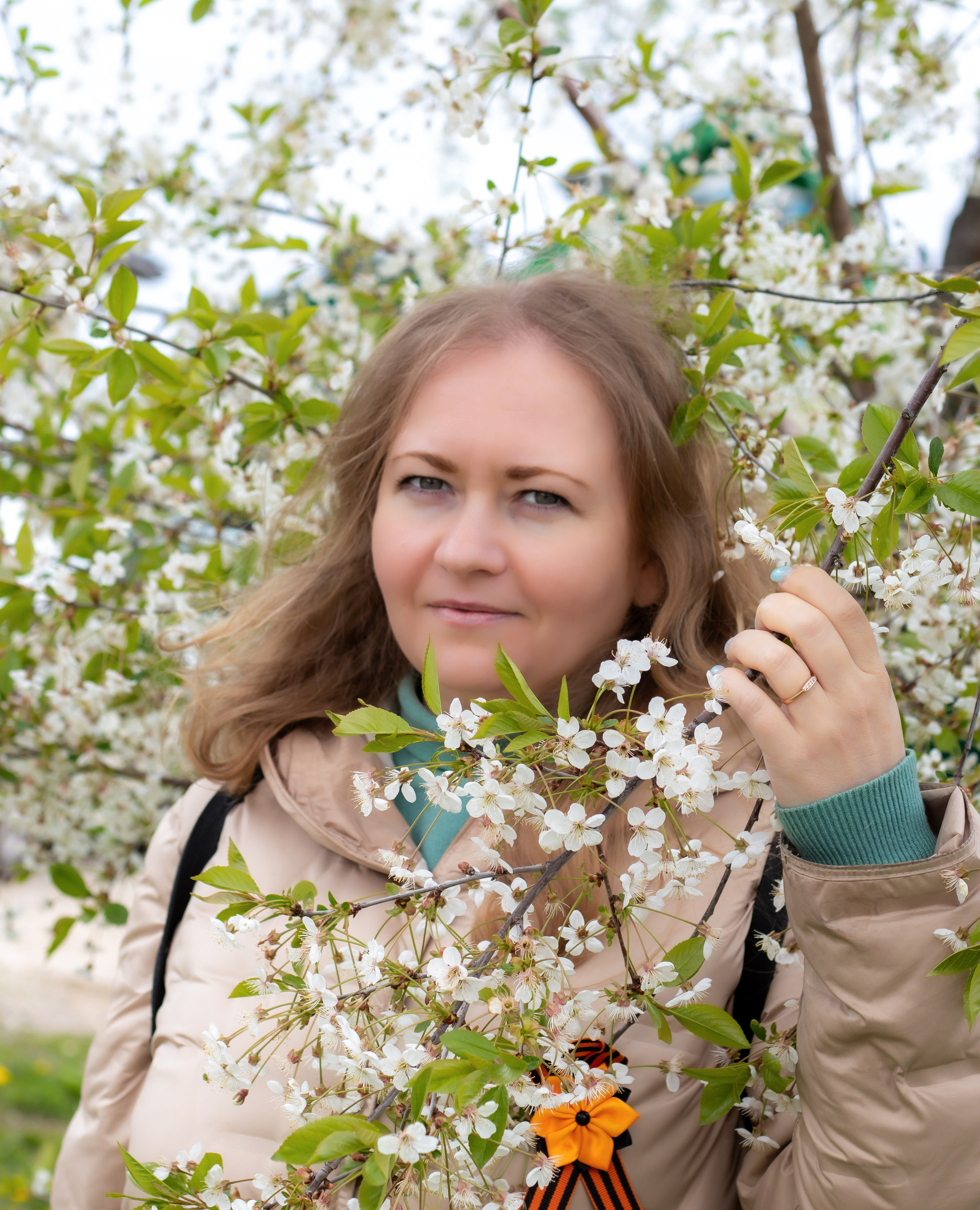 Фотосессия в цветущем саду среди белоснежных цветов вишни Москва прекрасная девушка на фоне цветов
