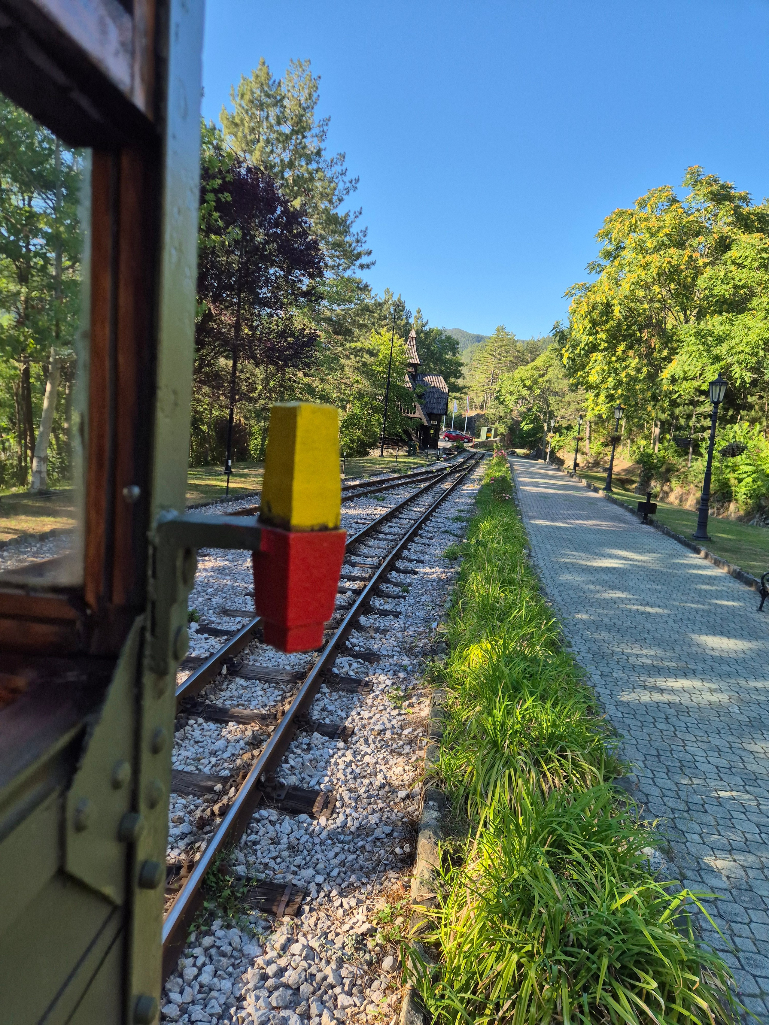 Путь на всей длине, кроме станций, одноколейный