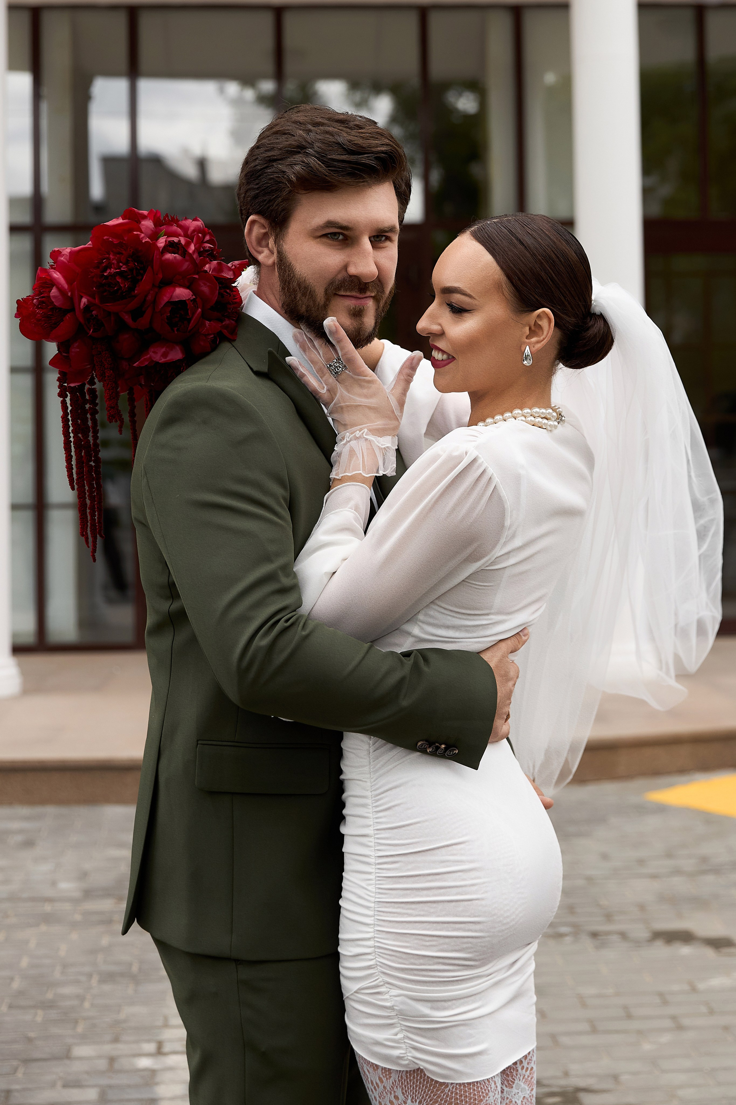 Невеста в белых перчатках трогает жениха за щеку на свадьбе в Ульяновске. Фотограф Елена Орешина.