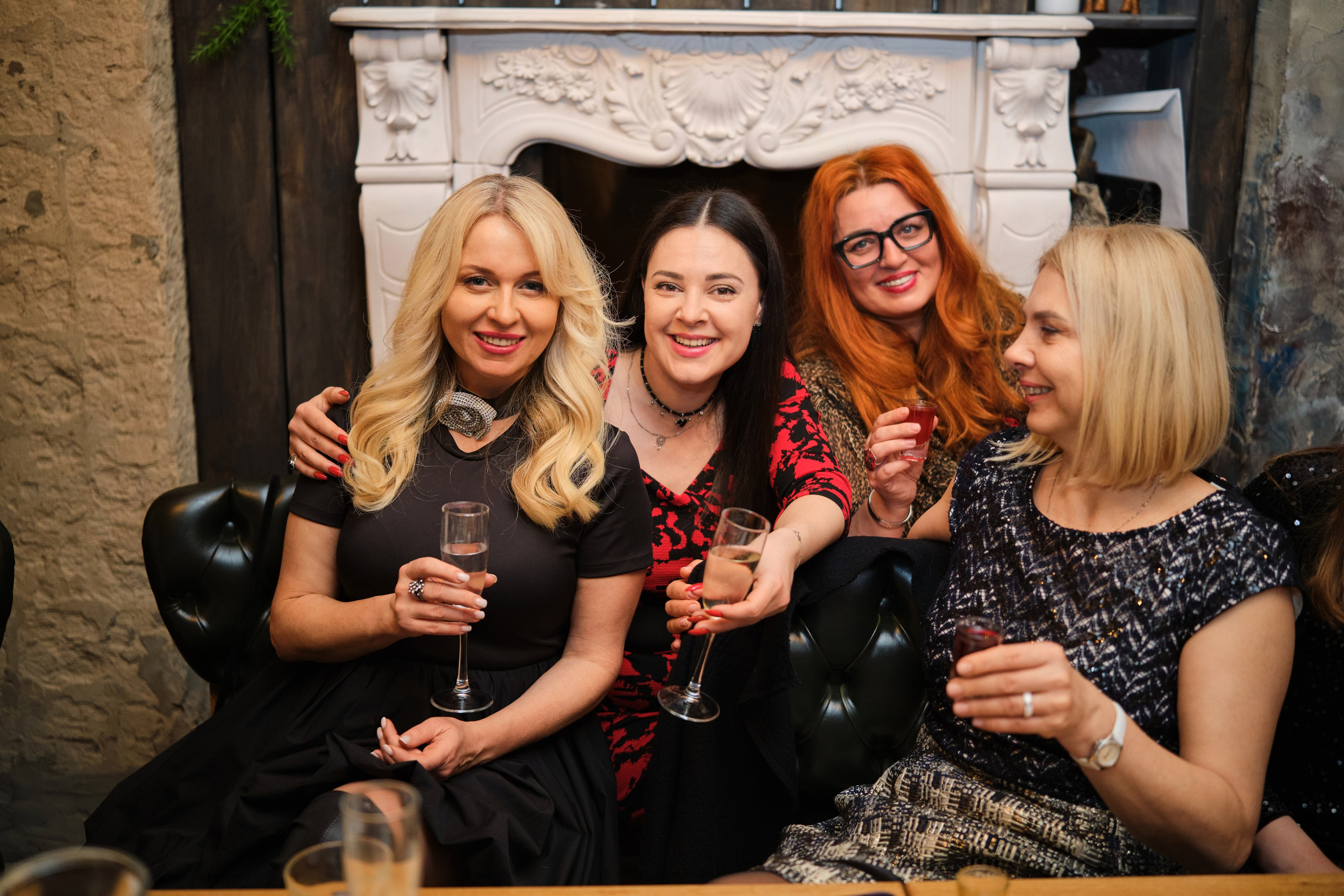 Фотосъёмка выпускного школы «Метатрикветра» в гастропабе «Особняк. Репортажный фотограф Дмитрий Литвинский. Минск, Беларусь, мир