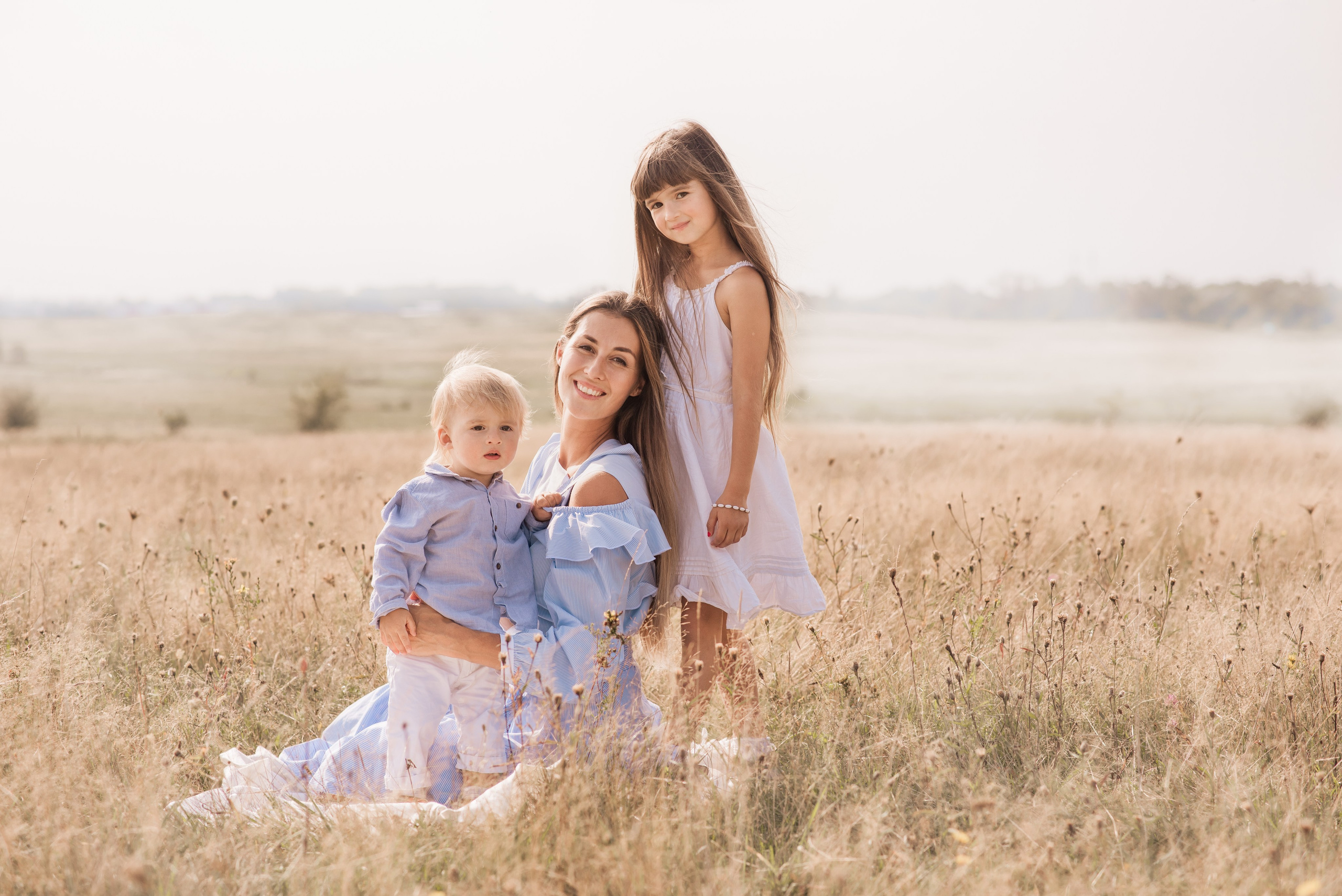 Entdecken Sie eine professionelle Familienfotoserie im Freien. Natürliche Posen, warme Farben und authentische Momente für moderne Familienfotografie.