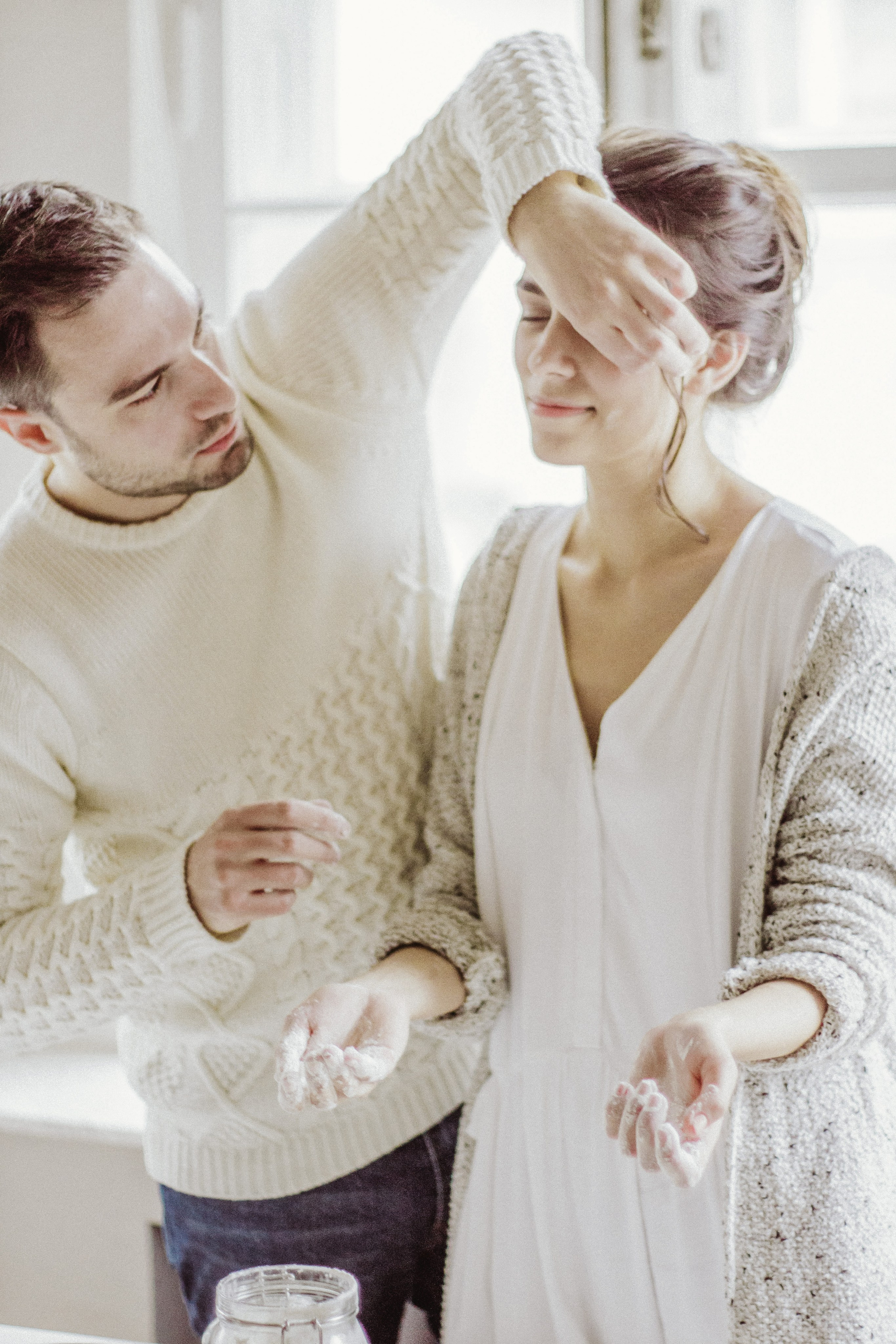 Уютная зимняя фотосессия для двоих дома