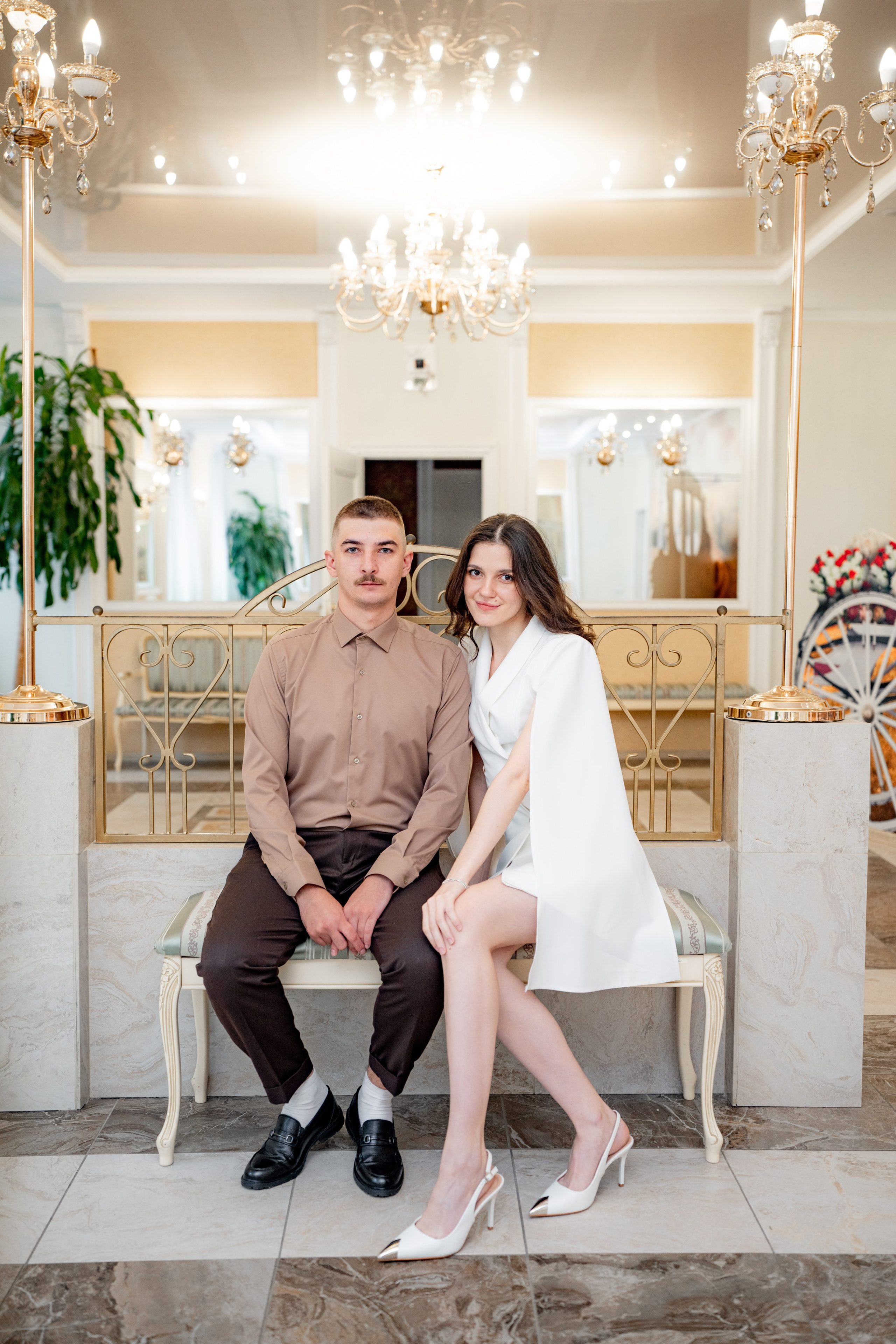 Фотосессия рядом с загсом Московского района в зале с лошадью