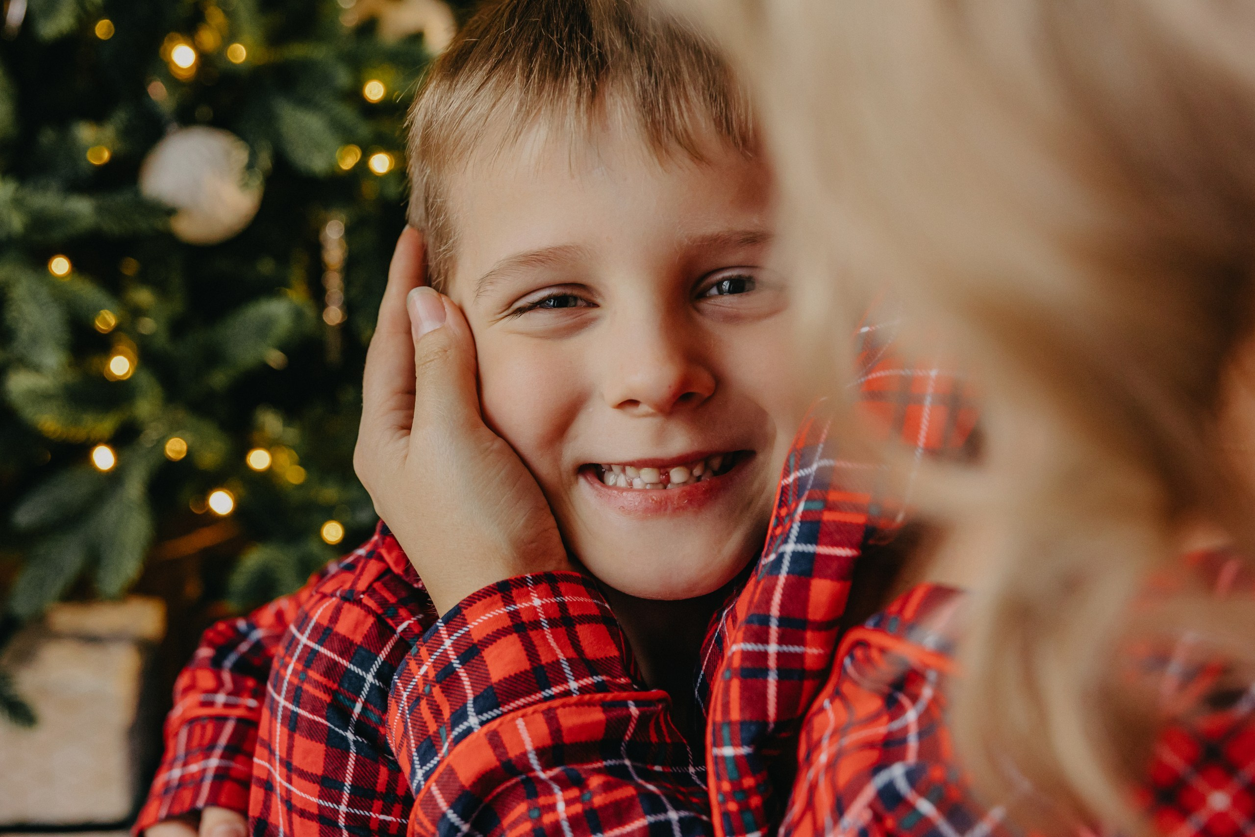 Сын улыбается на руках у мамы, студийная семейная съемка в Рыбинске