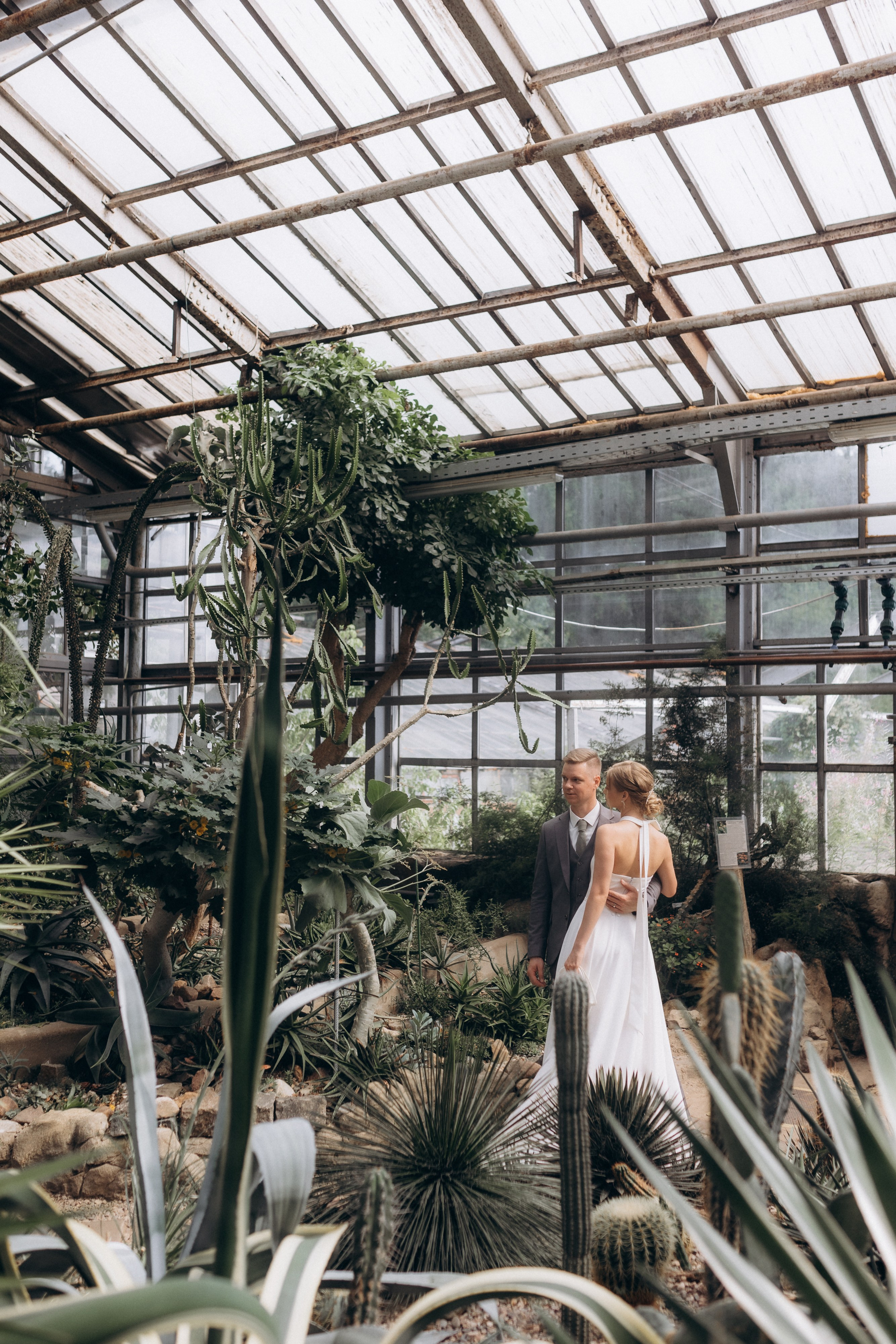 Свадебная фотосессия в Главном Ботаническом саду и в оранжерее. Свадебный фотограф в Москве Мария Крош
