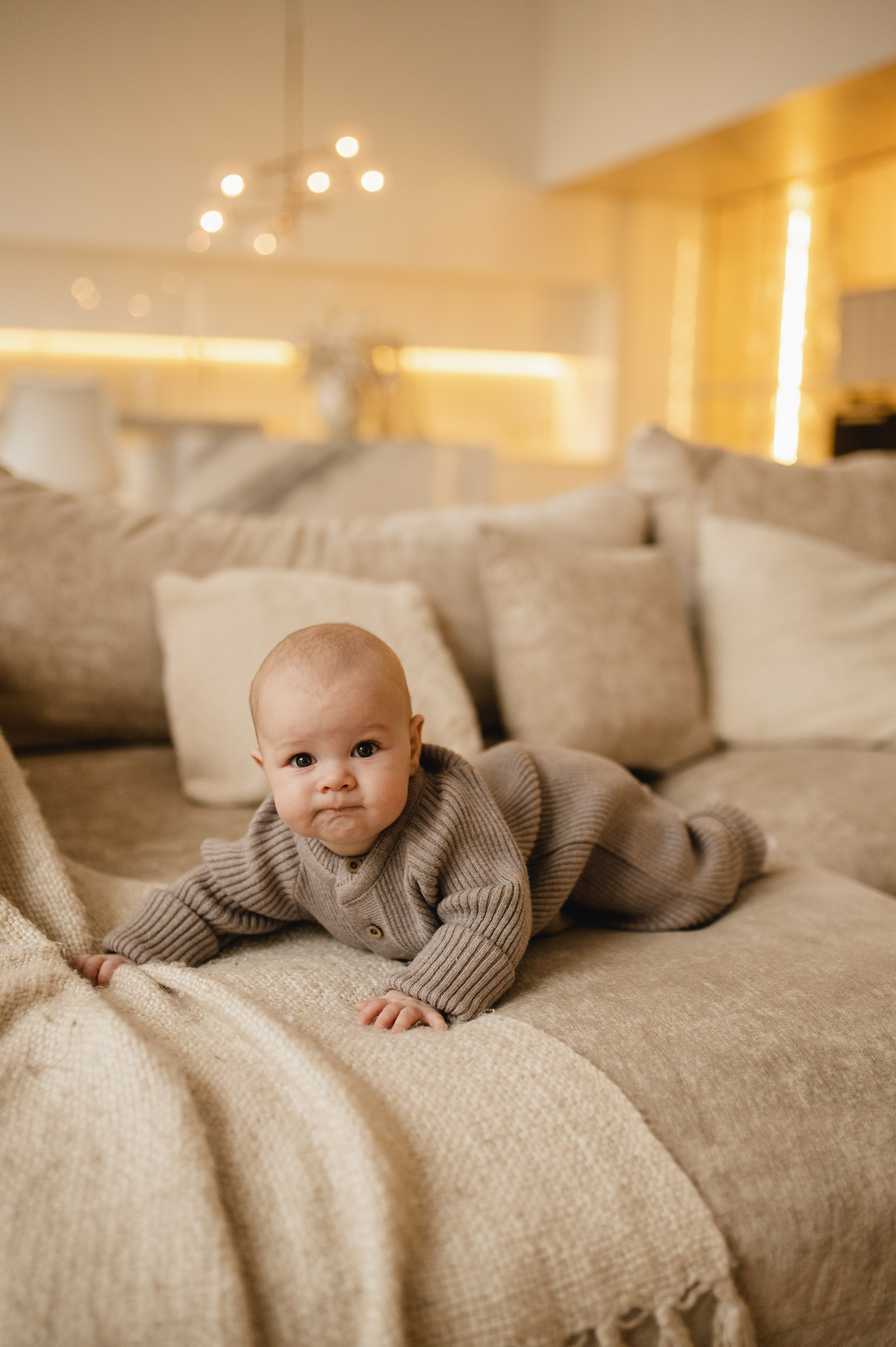Новогодняя фотосессия в студии с малышом 6 месяцев в Бутово. Семейная фотосессия Бутово Москва фотограф Алина Морщагина