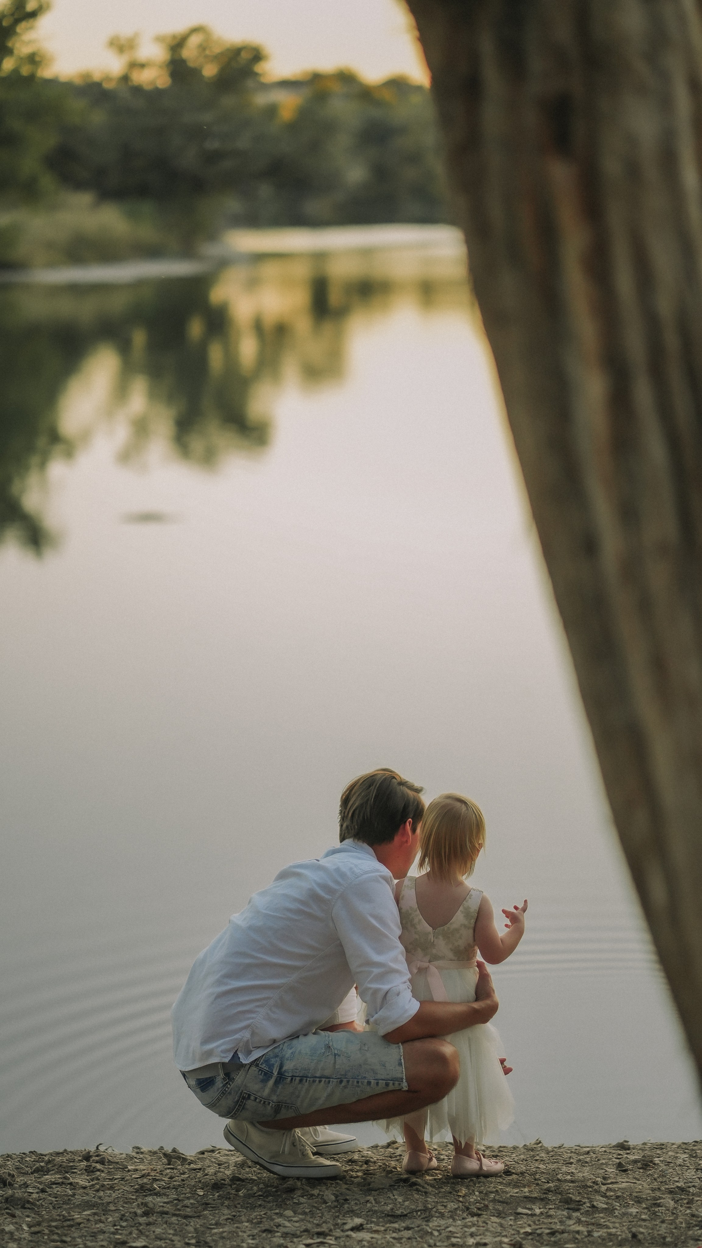 Family snuggles & smiles — cozy family photos