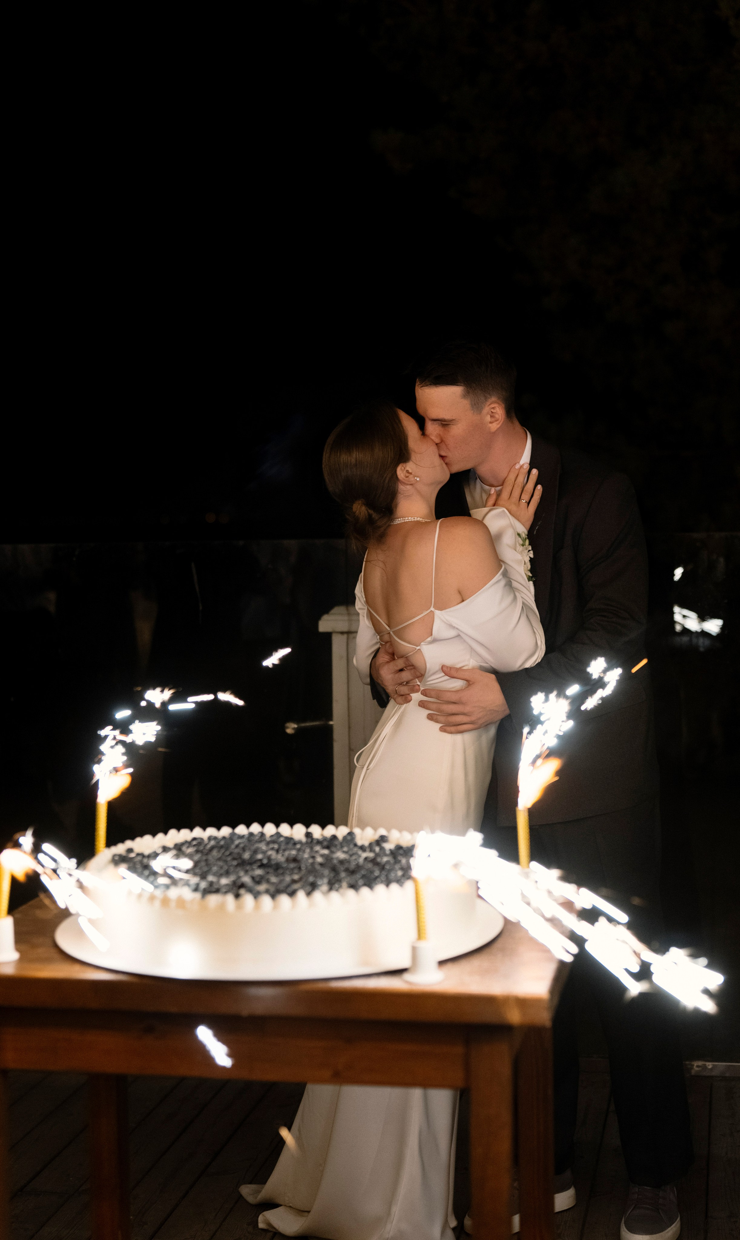 Лёня и Юля. Питер. От утра в отеле до вечеринки в ресторане на заливе. Цифра и плёнка. Свадебный фотограф Катерина Чулкова