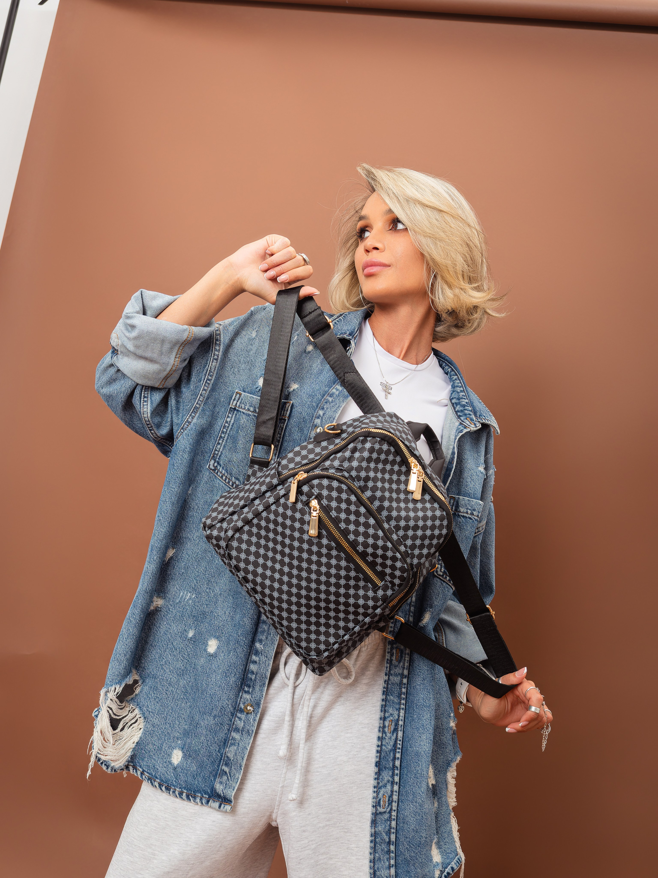 Съемка моделей на фоне городской архитектуры для создания современного стиля.