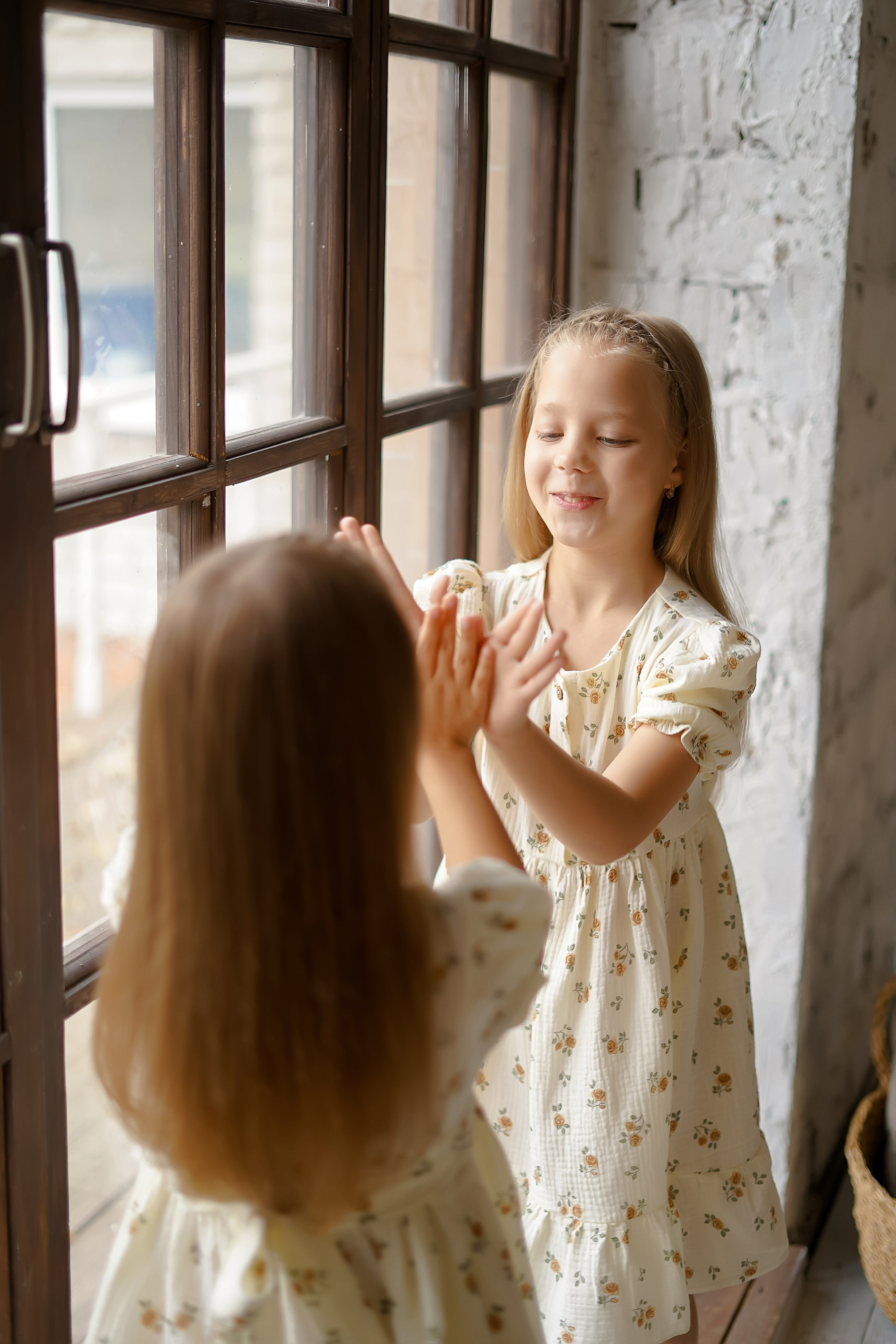 Девочки и ёжик. Фотограф Татьяна Митрофанова