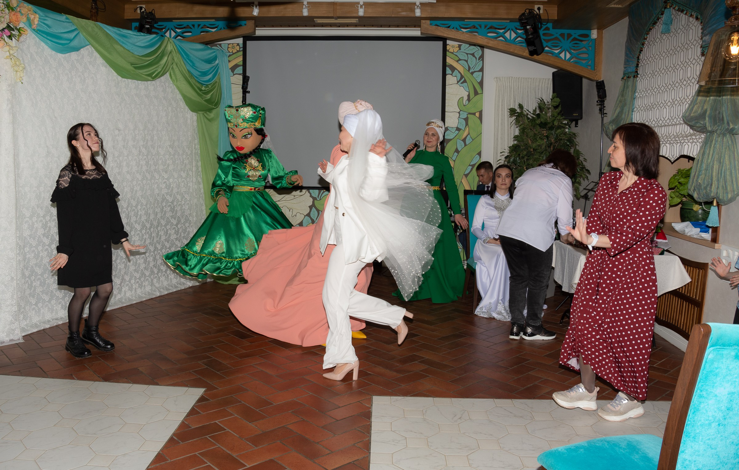 Демонстрация новой линейки нарядов для Никах