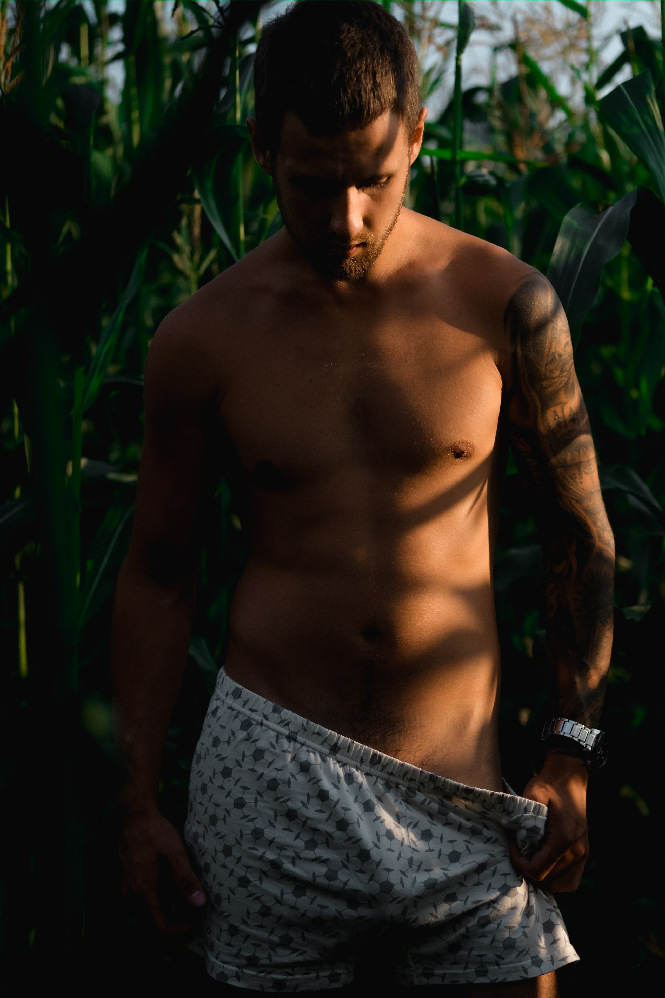 Голый мужчина в кукурузном поле. Фотограф и контентмейкер Света Лето | Москва, МО