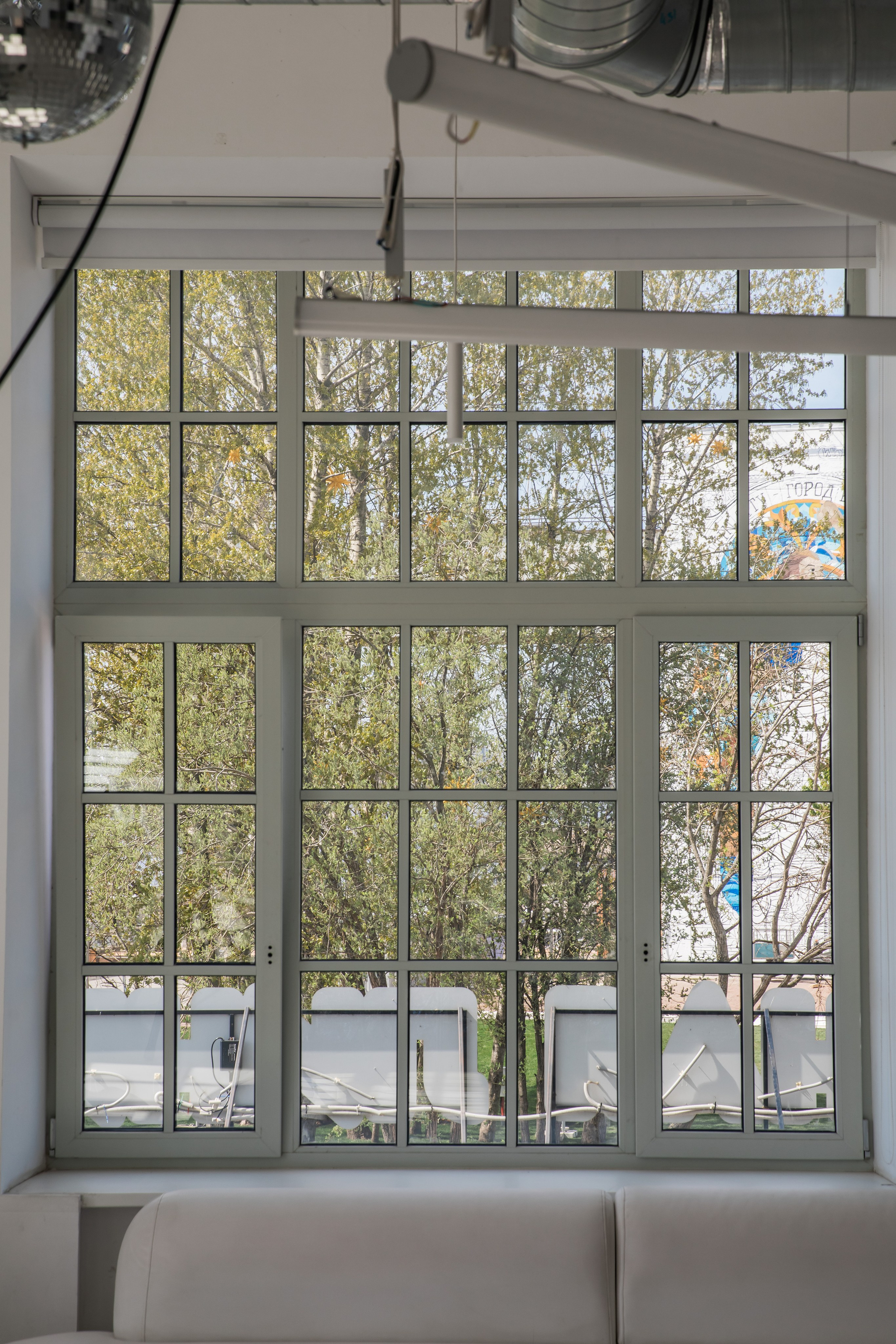 Mr. White (лето). Аренда лофта в СПб для мероприятий