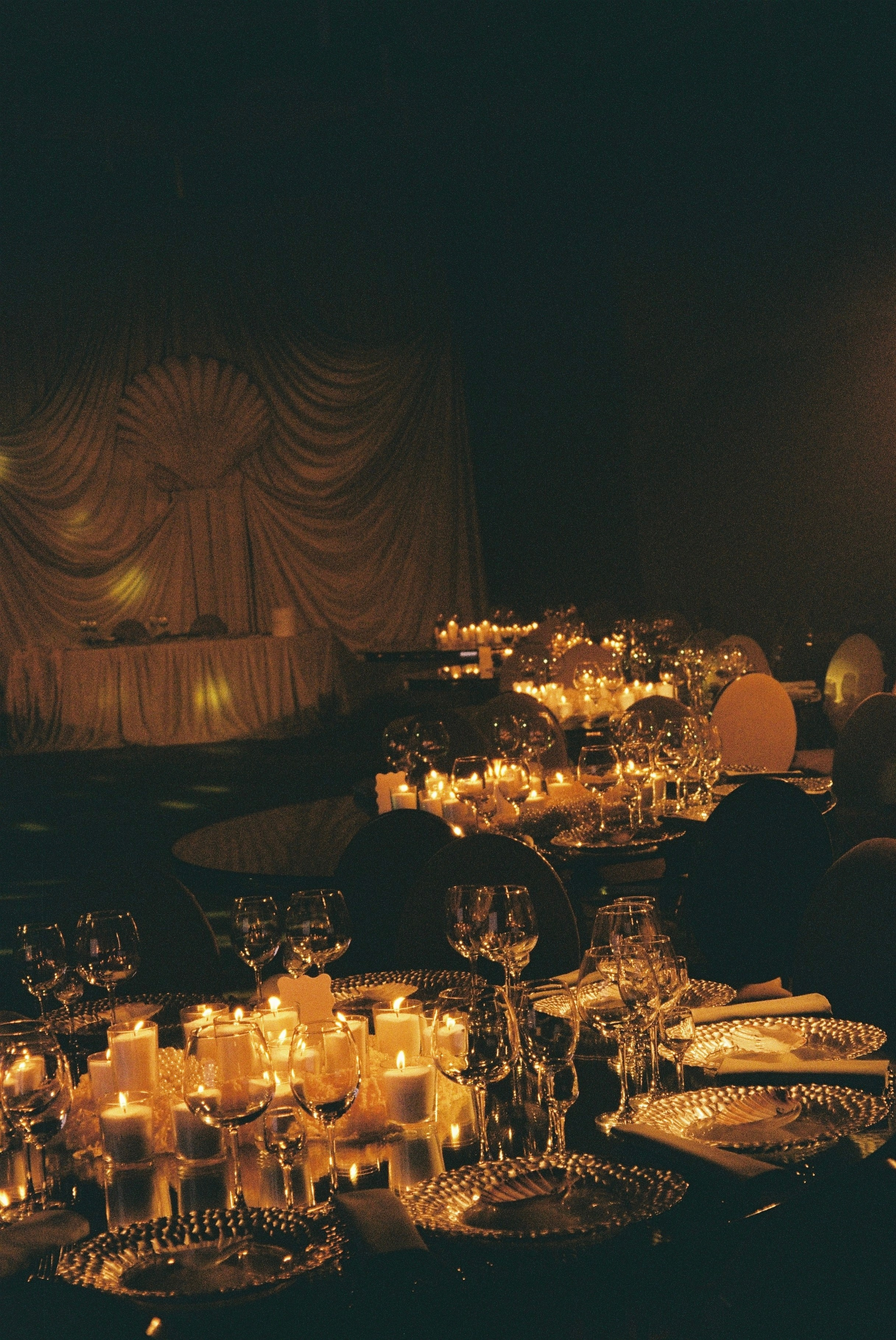 Таня и Тимур, утренние сборы в квартире и свадебный ужин. Фотограф любви в городе Казань